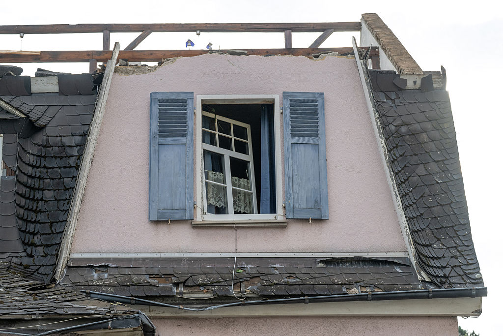 20. August 2026, Hessen, Solms: An mehreren Häusern in Solms-Oberndorf sind nach einem mutmaßlichen Tornado schwere Schäden zu erkennen | Quelle: Getty Images