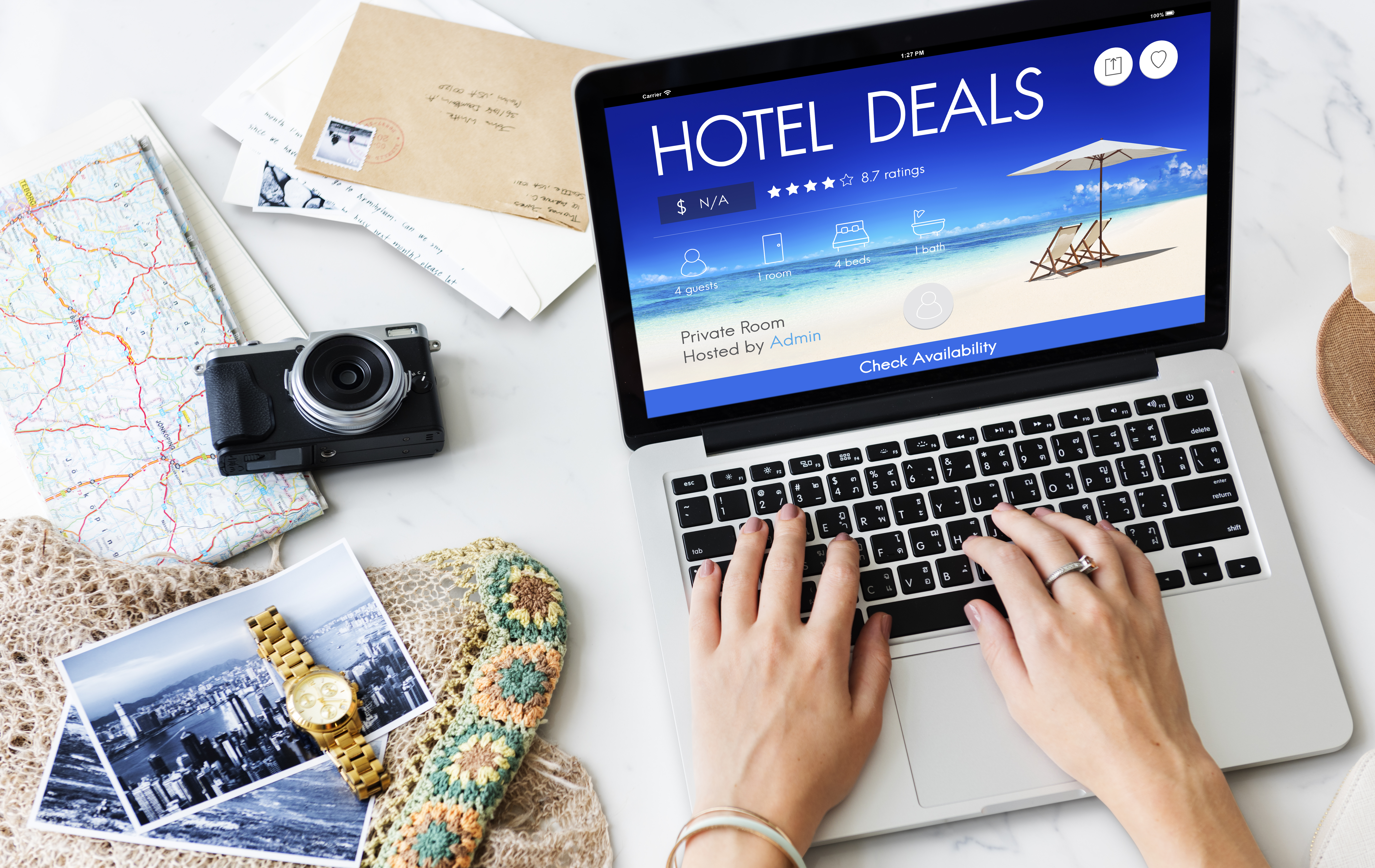 Ein Laptop mit Hotelbuchungen | Quelle: Shutterstock
