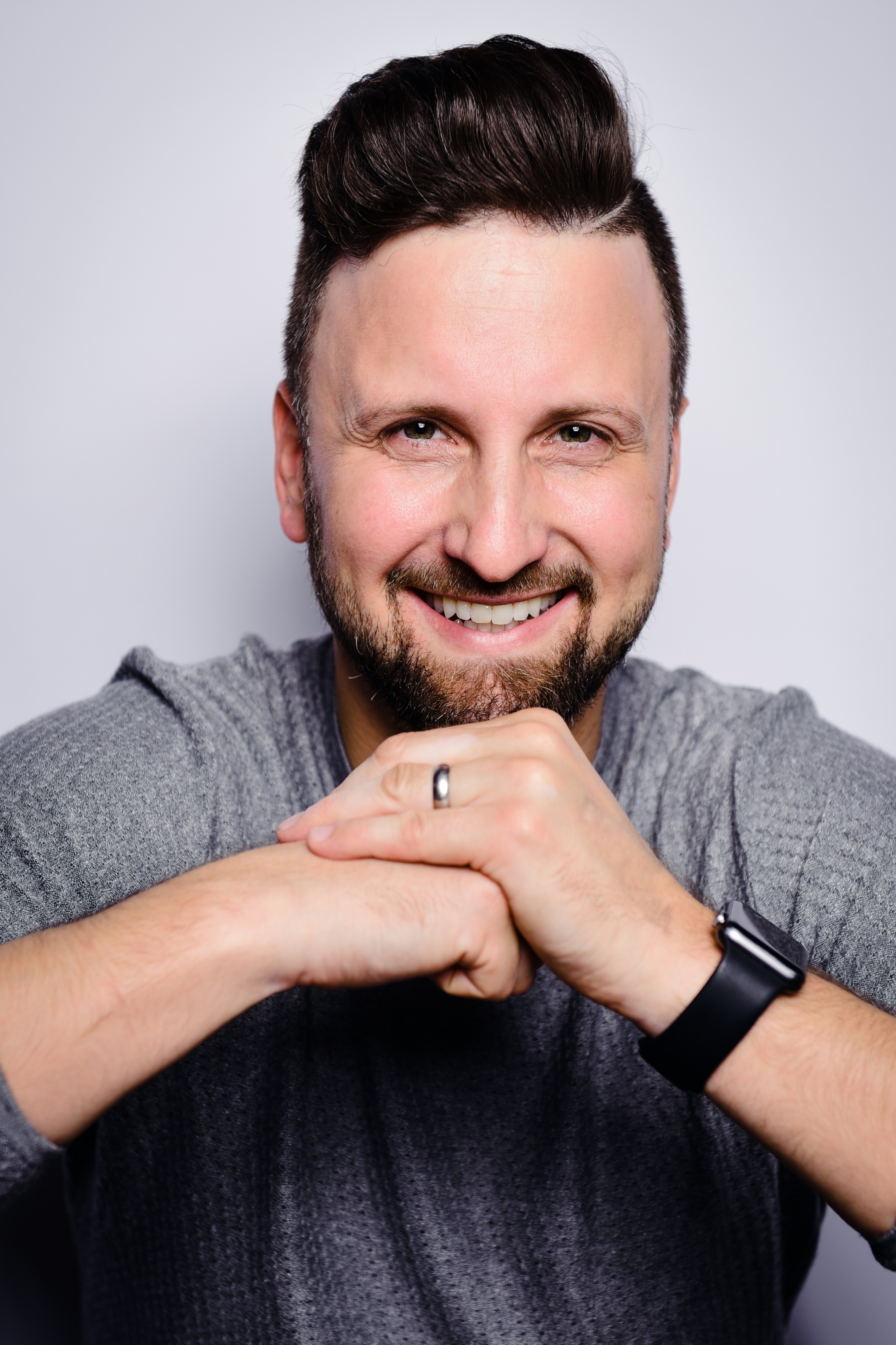 Ein glücklicher Mann lächelt | Quelle: Unsplash