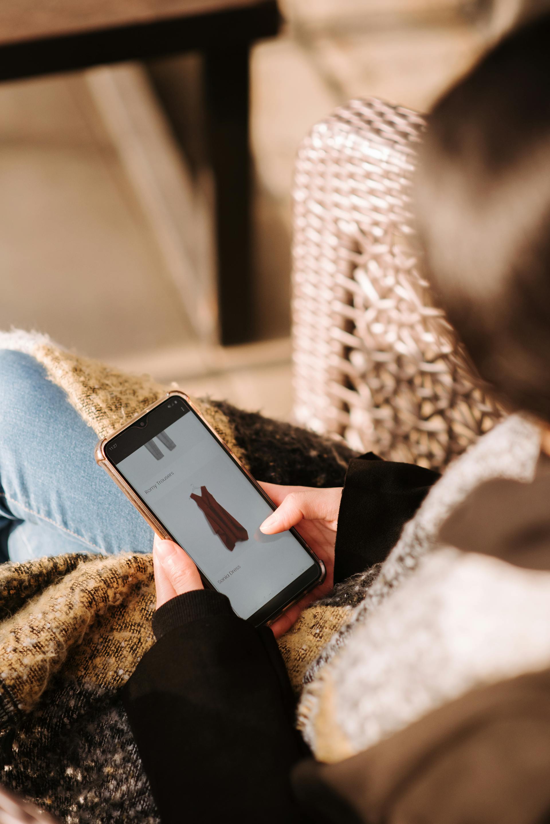 Eine Frau scrollt auf ihrem Handy | Quelle: Pexels