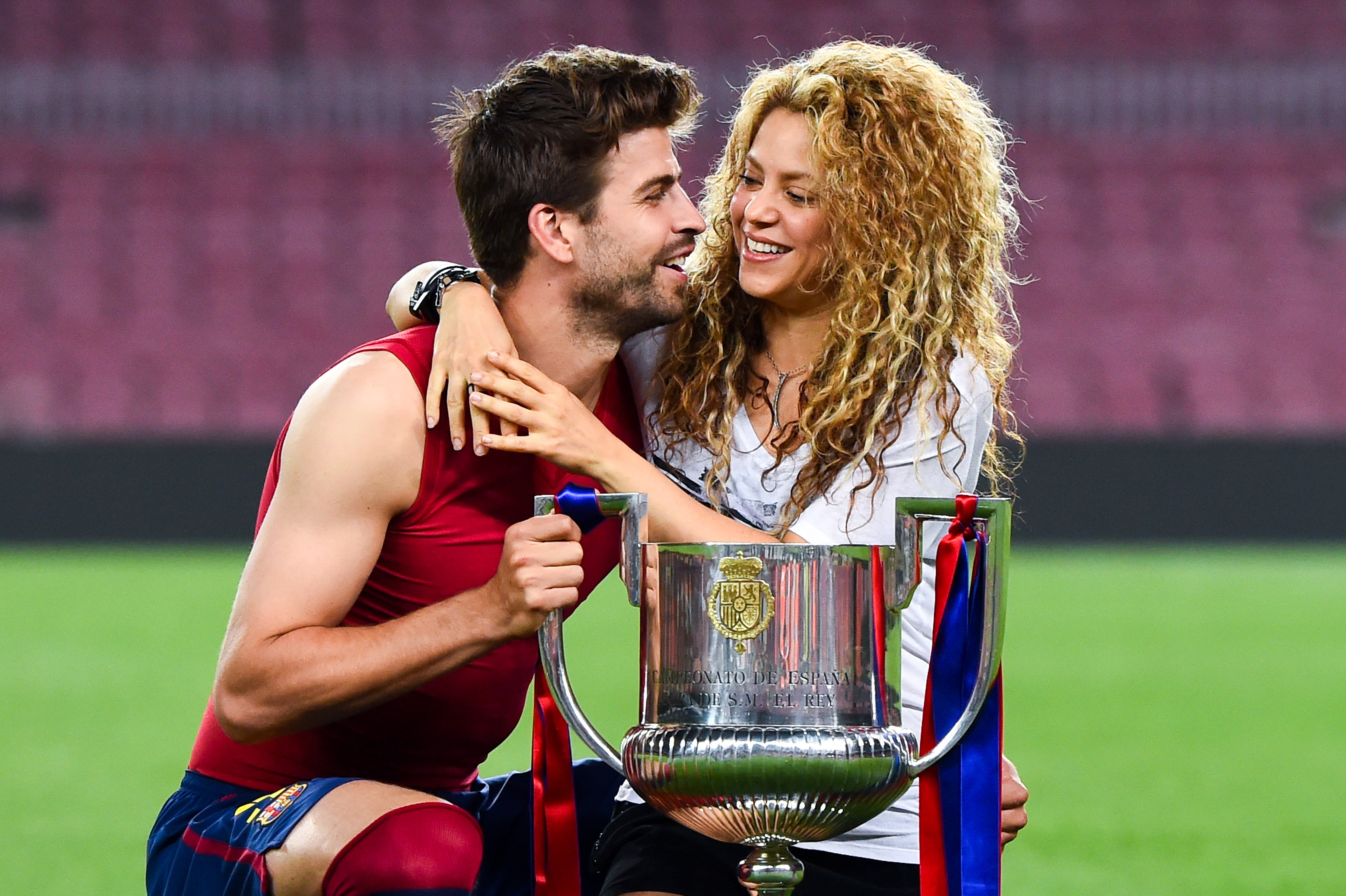 Gerard Pique und Shakira posieren mit der Trophäe, nachdem der FC Barcelona das Endspiel der Copa del Rey gegen den Athletic Club im Camp Nou am 30. Mai 2015 in Barcelona, ​​Spanien, gewonnen hat. | Quelle: Getty Images