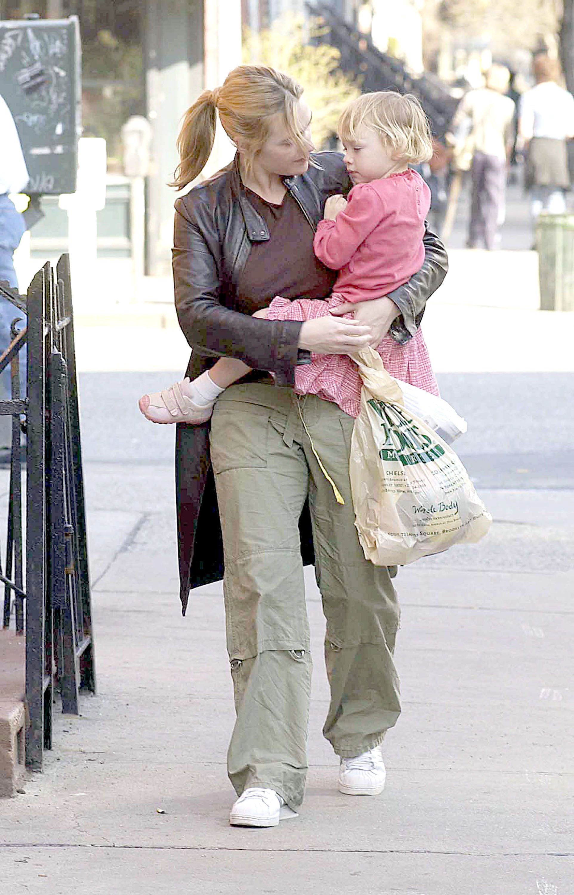 Kate Winslet bei einem Spaziergang mit ihrer Tochter Mia. | Quelle: Getty Images