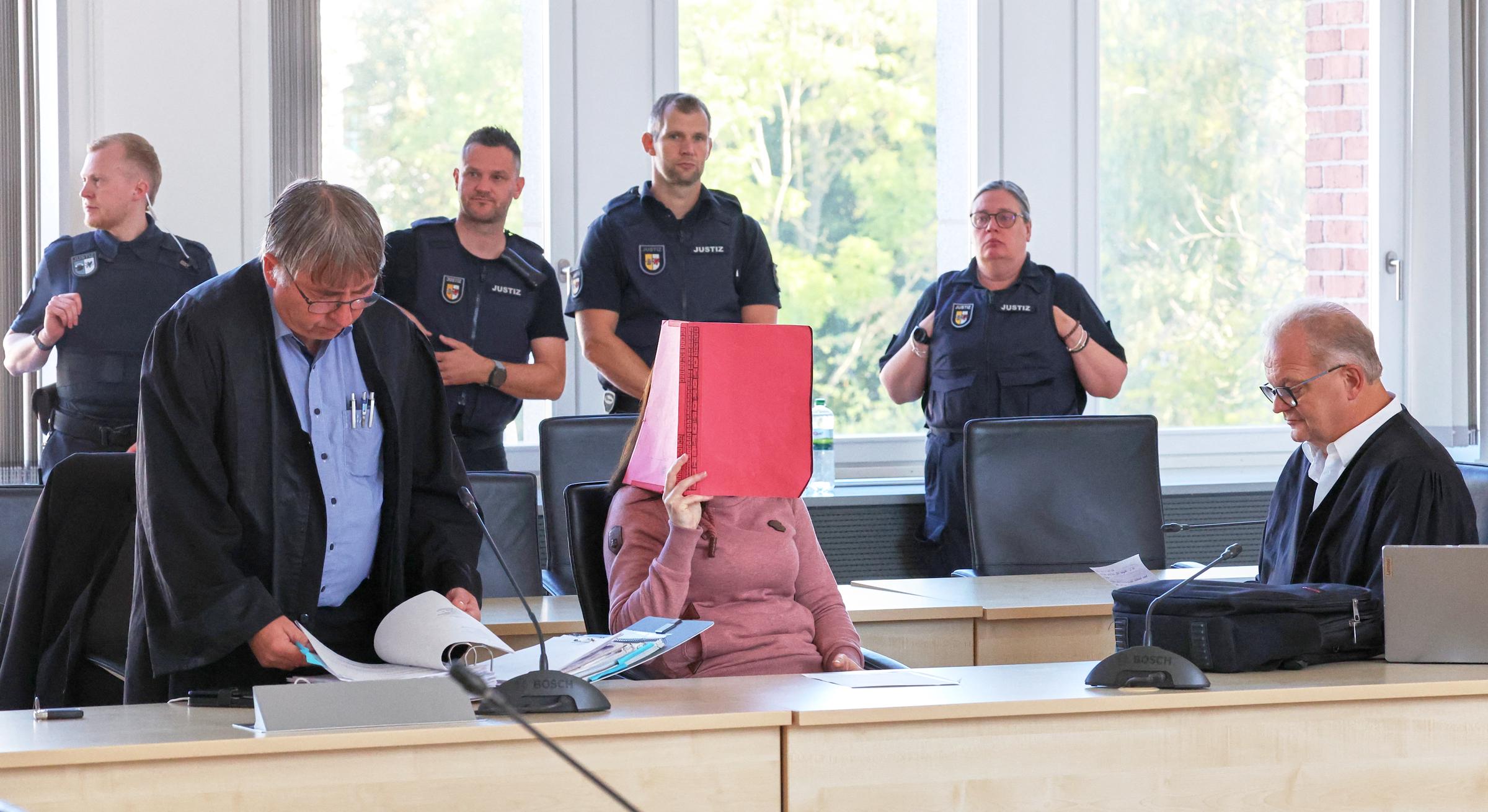 Die Angeklagte und ihre Verteidiger am 5. Oktober 2026 | Quelle: Getty Images