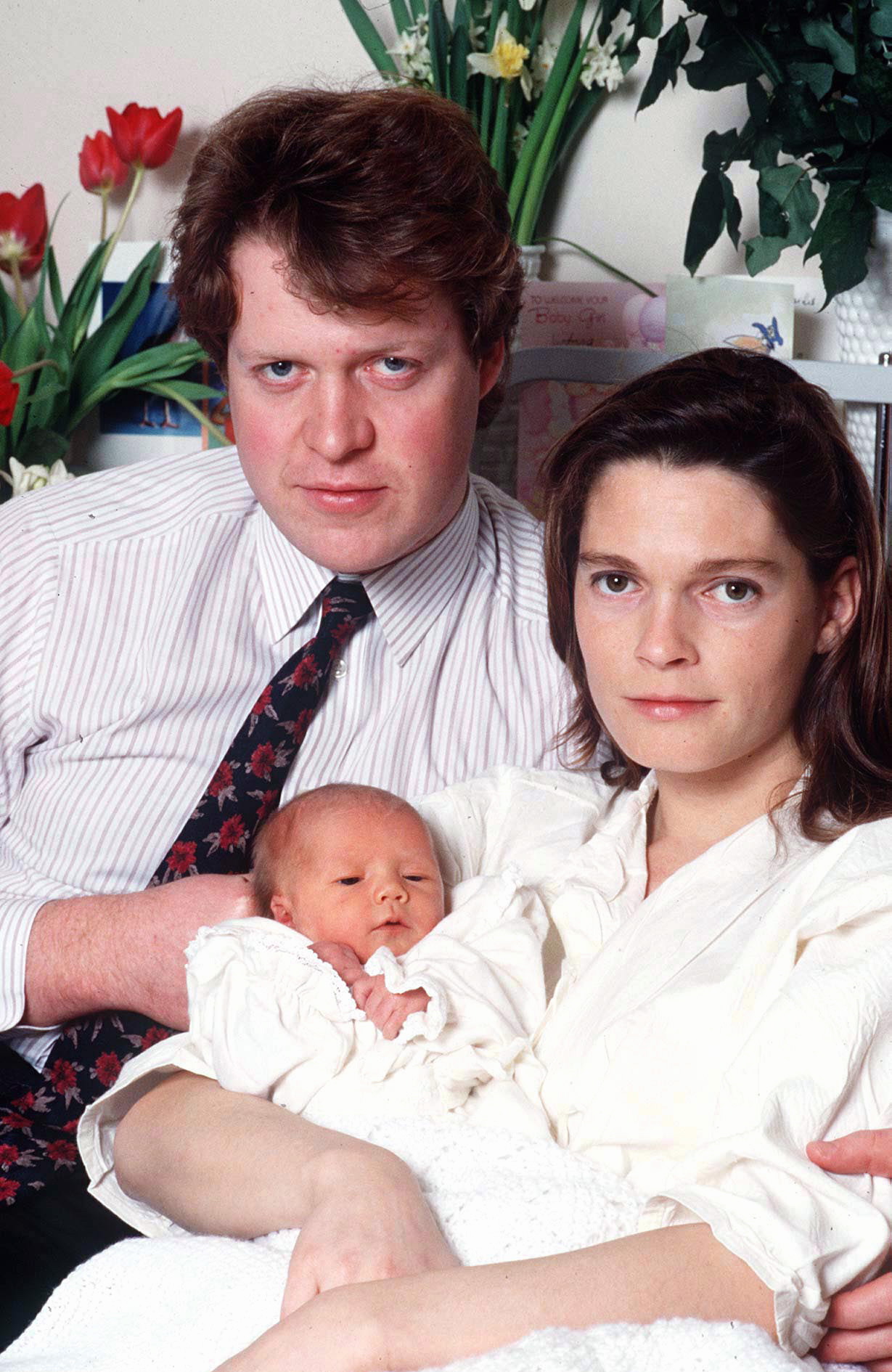 Charles Spencer mit seiner Frau Victoria und ihrem Baby Kitty im St. Mary's Hospital, Paddington, London, 1991 | Quelle: Getty Images