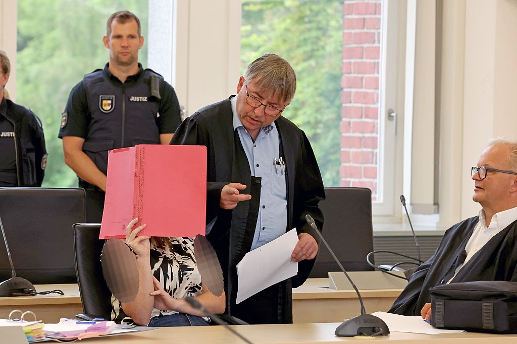 9. Juni 2026, Mecklenburg-Vorpommern, Rostock: Die Angeklagte (v.l.n.r.), Andreas Ohm, Anwalt, und Thomas Löcker, Anwalt, warten im Saal des Landgerichts auf die Fortsetzung des Mordprozesses im Fall Fabian. | Quelle: Getty Images