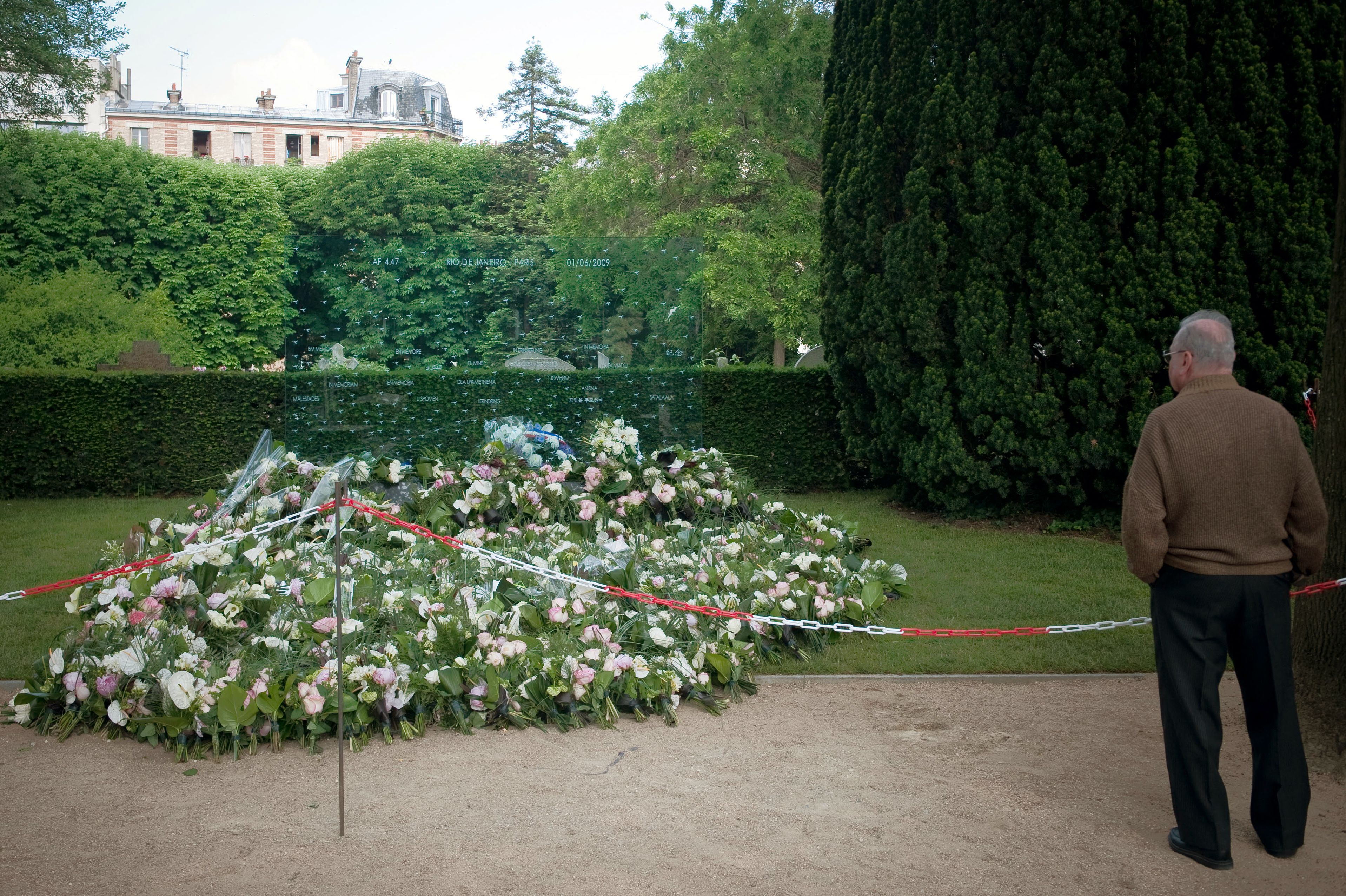 Blumen für die Opfer des 2009 abgestürzten Air France A330, Flug AF447 | Quelle: Getty Images