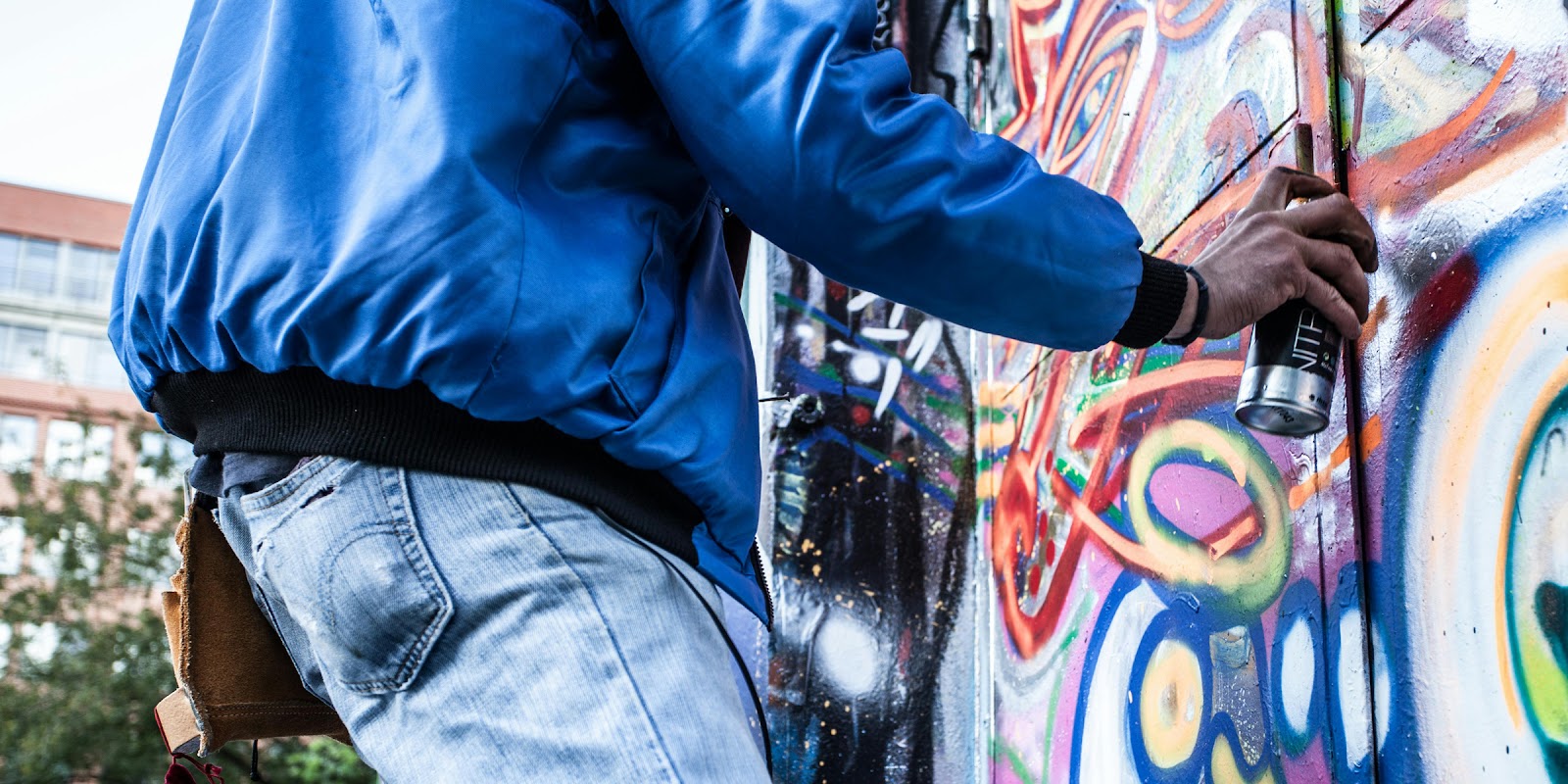 Eine Person malt ein Graffiti | Quelle: Pexels