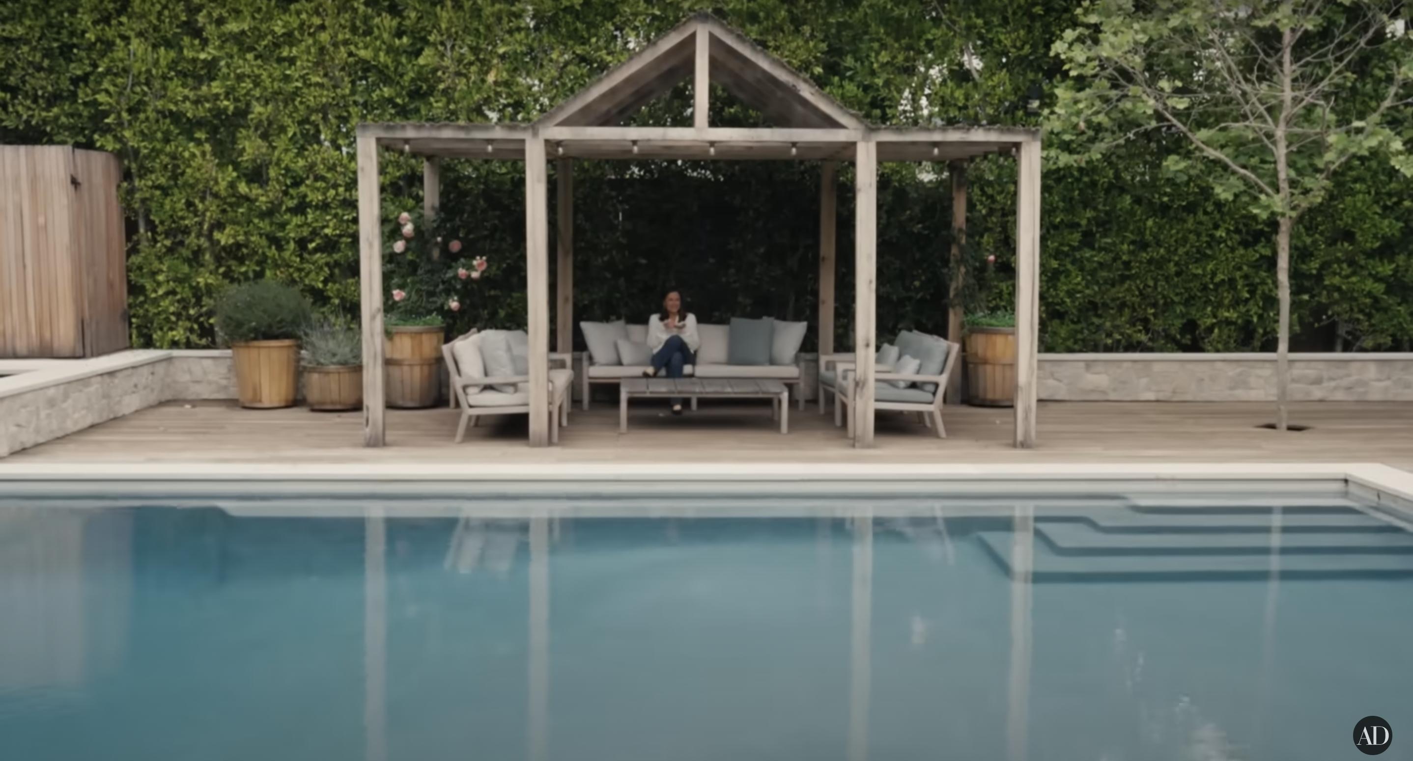 Das Poolhaus von Jennifer Garner, datiert auf den 3. September 2024 | Quelle: YouTube/@Archdigest