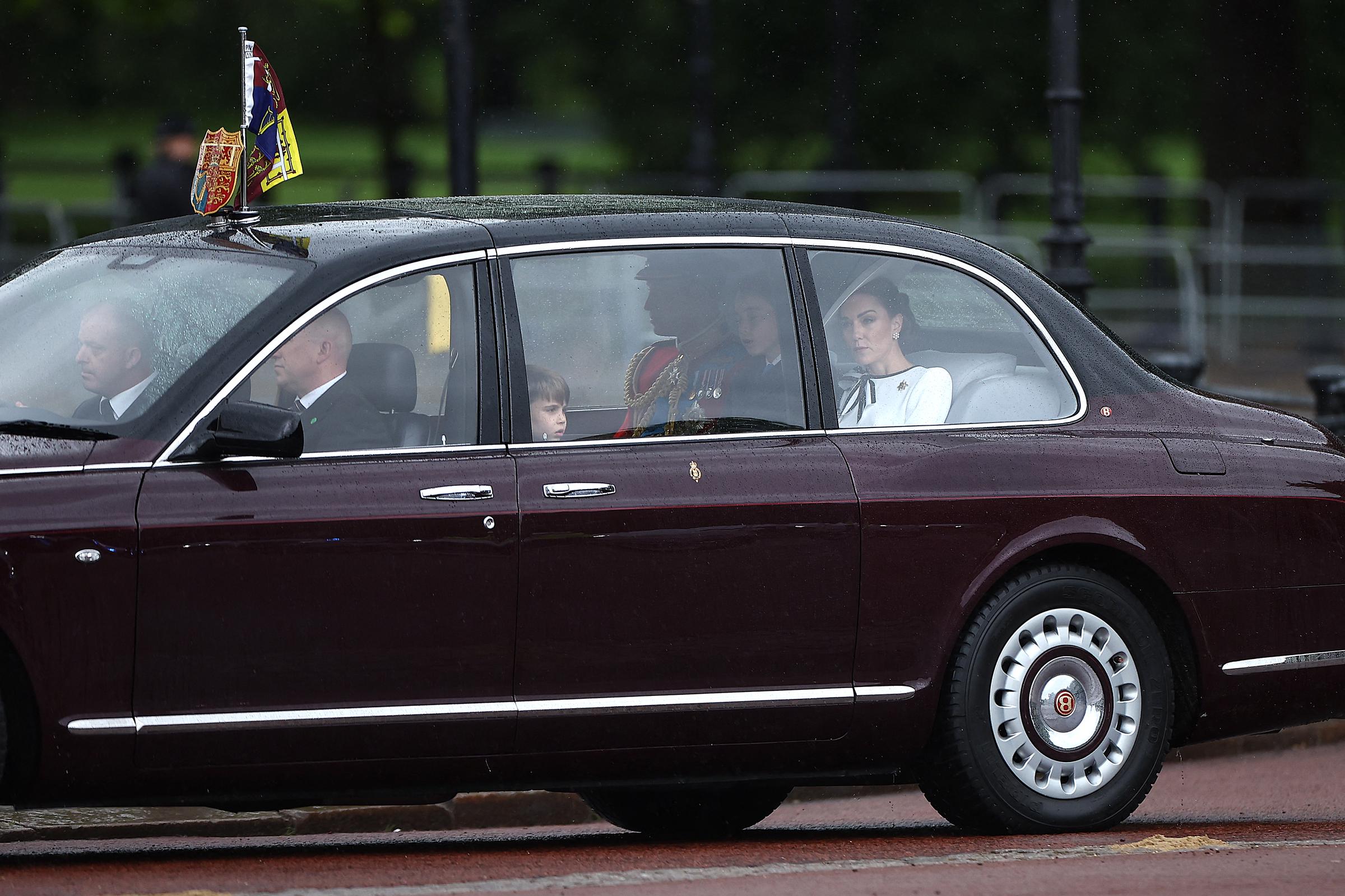 Prinzessin von Wales, Catherine, kommt mit Prinz William und ihren Kindern vor der "Trooping the Colour"-Parade zum Geburtstag des Königs in London am 15. Juni 2024 an | Quelle: Getty Images