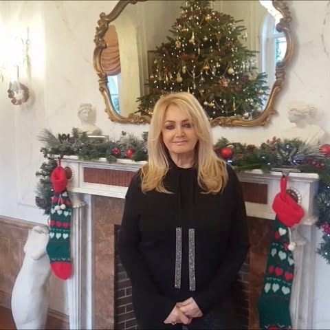 Der Fan war wegen der ganzen Situation verwirrt und dachte, Bonnie Tyler und Robert Sullivan hätten eine offene Beziehung. Das ist ein Foto der Sängerin von Weihnachten 2019. | Quelle: Facebook/Bonnie Tyler
