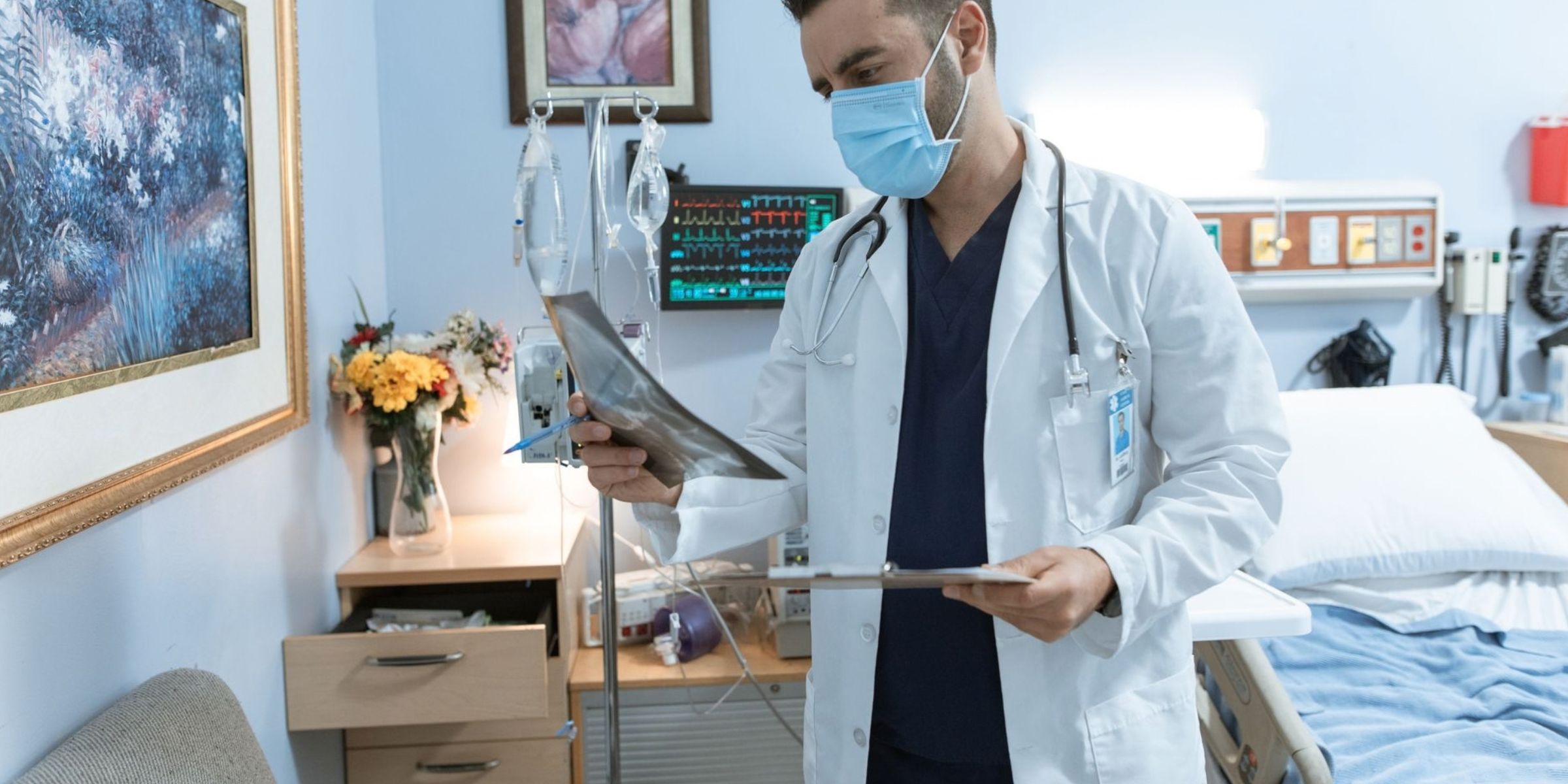 Ein Arzt, der in einem Krankenhauszimmer eine Röntgenaufnahme begutachtet | Quelle: Pexels