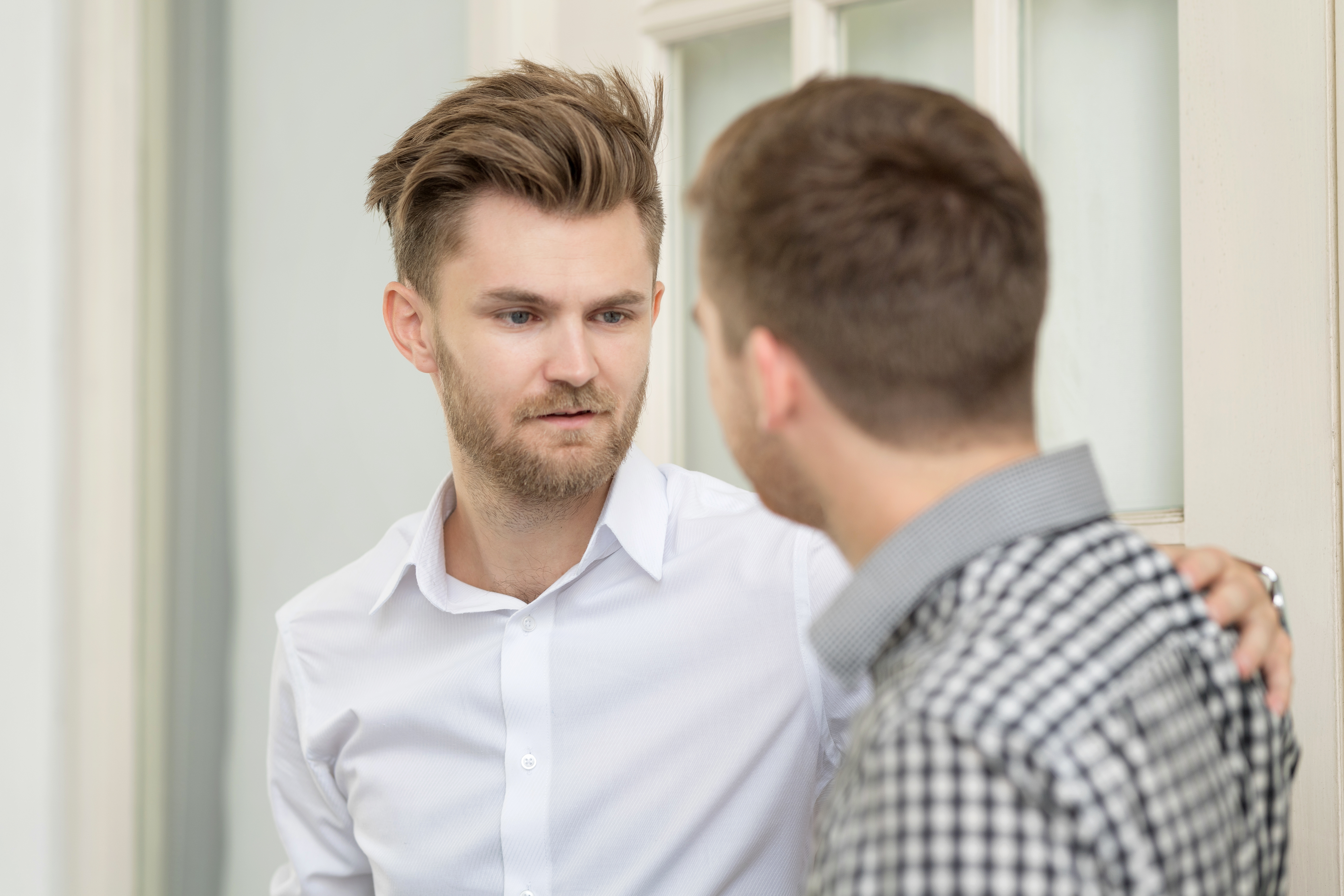 Zwei junge Männer führen ein ernstes Gespräch | Quelle: Shutterstock