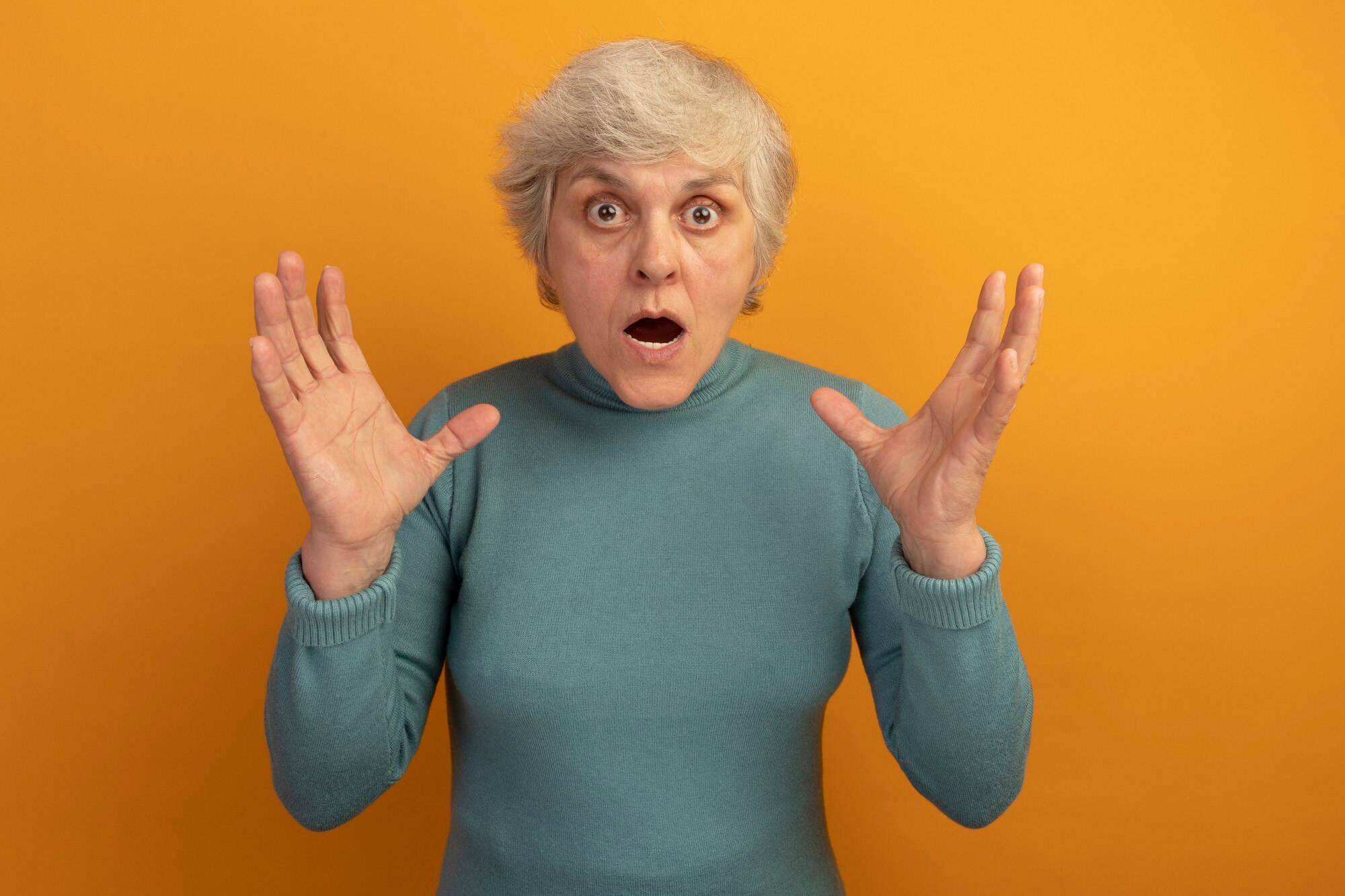 Eine schockierte ältere Frau | Quelle: Freepik
