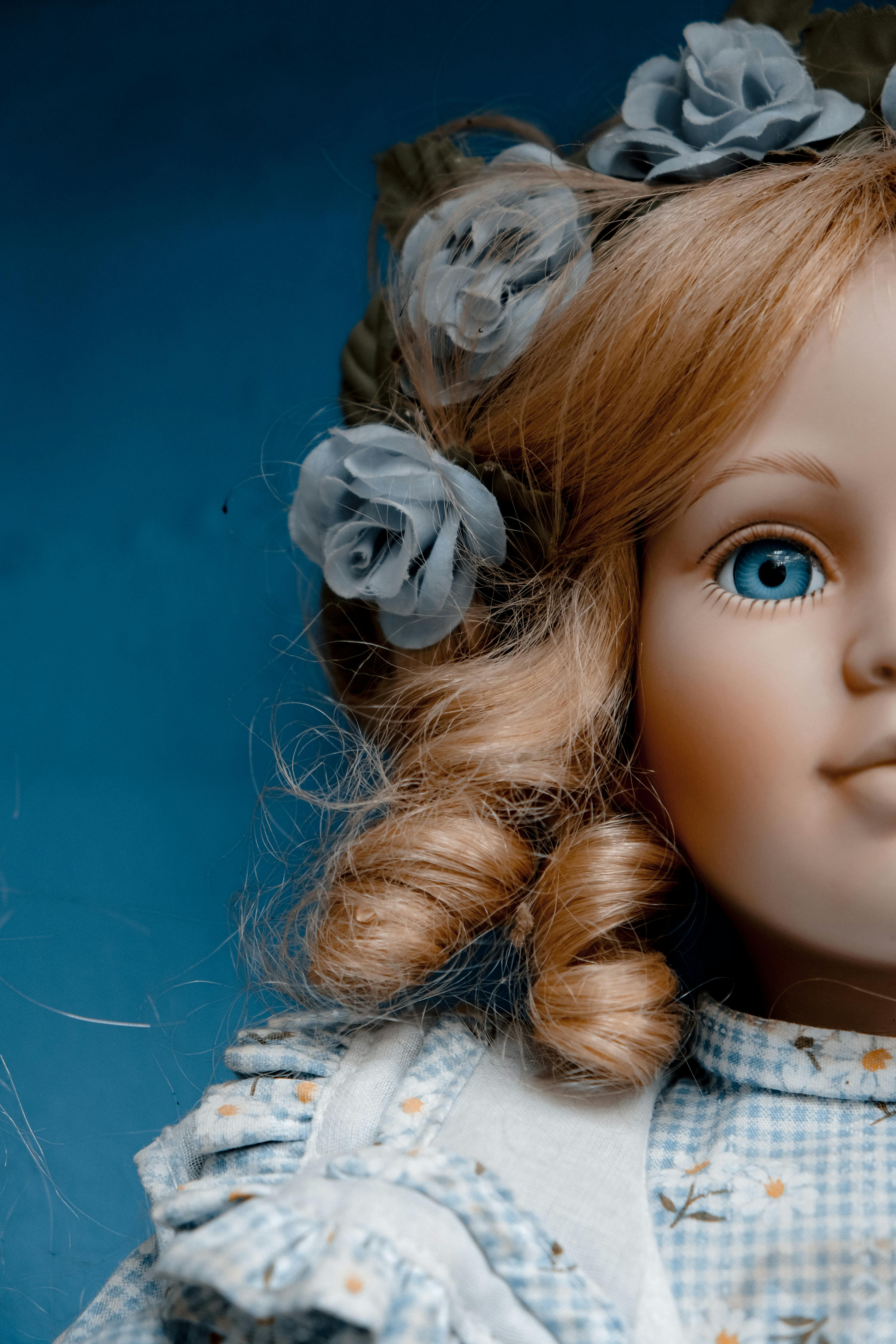 Porcelanowa lalka w niebieskiej sukience | Źródło: Pexels