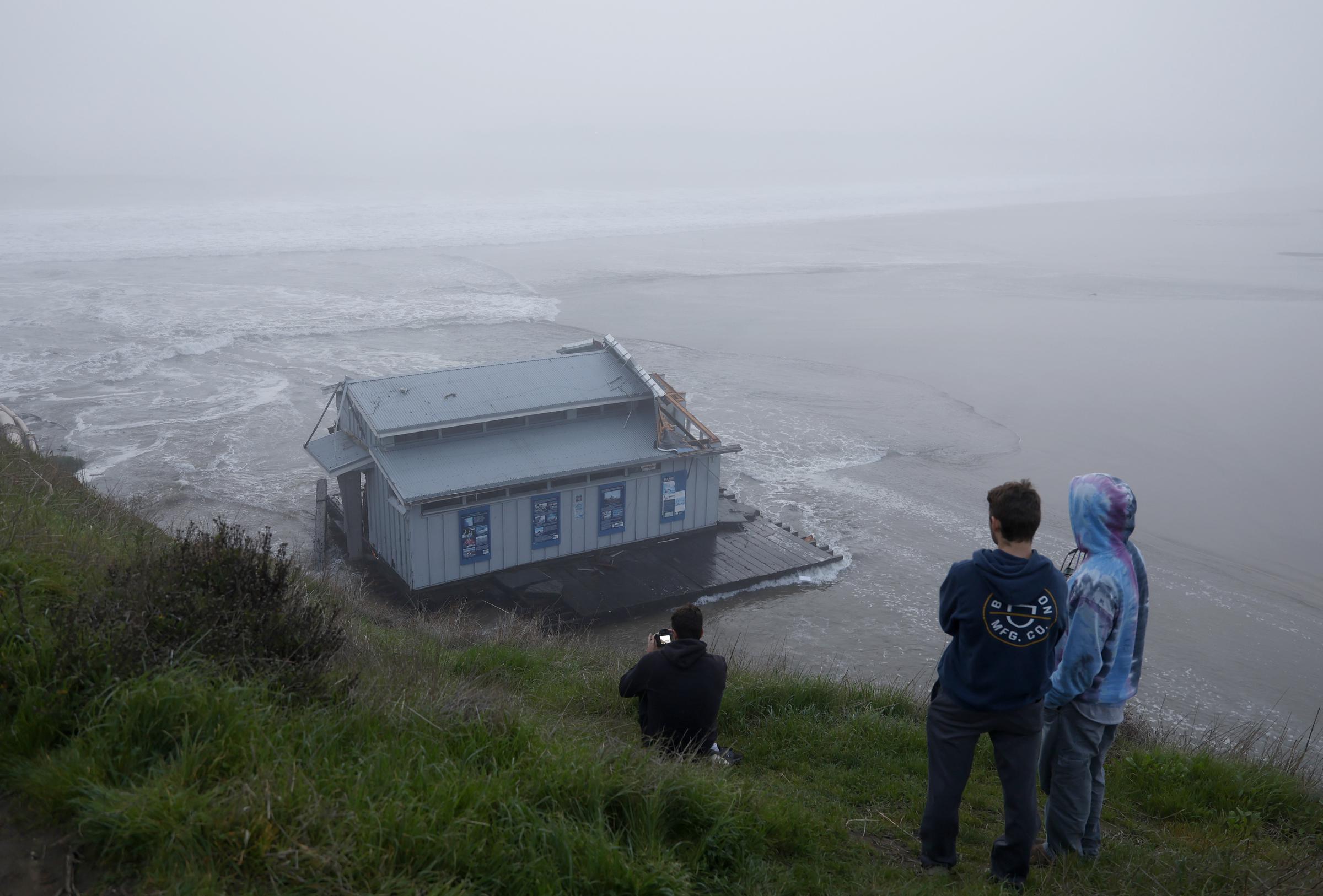 Menschen schauen auf den eingestürzten Pier an der Santa Cruz Wharf in Santa Cruz, Kalifornien, am 23. Dezember 2024 | Quelle: Getty Images