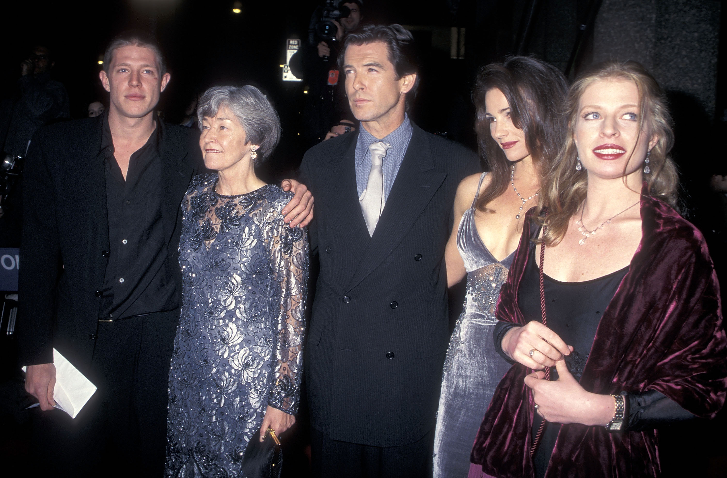 Christopher Brosnan, Pierce Brosnans Mutter May Smith, Pierce Brosnan, Keely Shaye Smith und Charlotte Brosnan auf der "GoldenEye"-Premierenparty am 13. November 1995 in New York. | Quelle: Getty Images