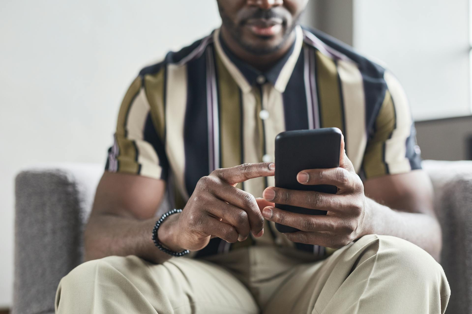 Ein Mann benutzt sein Telefon | Quelle: Pexels