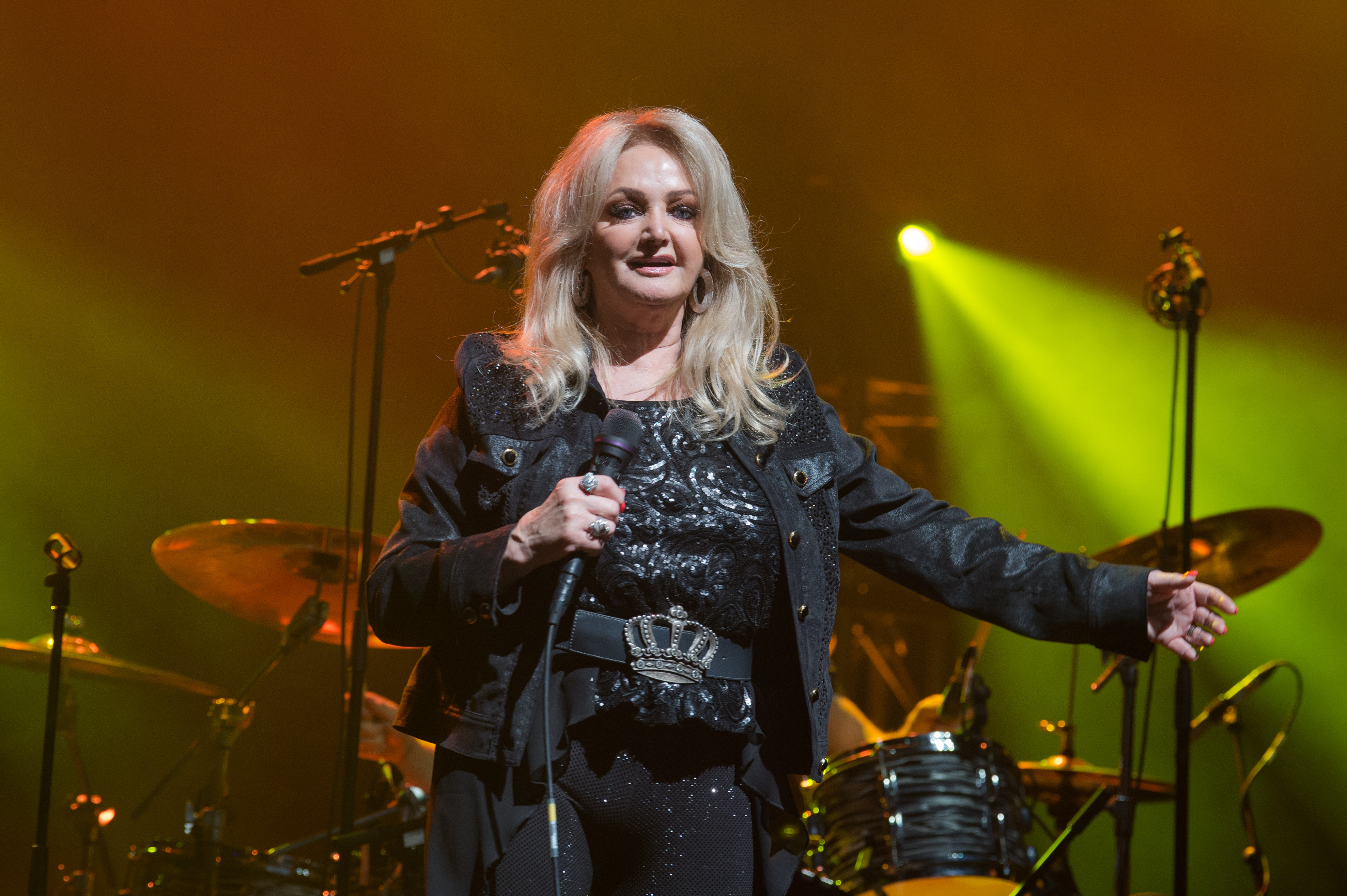 Robert Sullivan war 42 Jahre älter als dieser Fan. Bei dieser Veranstaltung trat Bonnie Tyler am 20. Mai 2019 im L'Olympia in Paris, Frankreich, auf. | Quelle: Getty Images