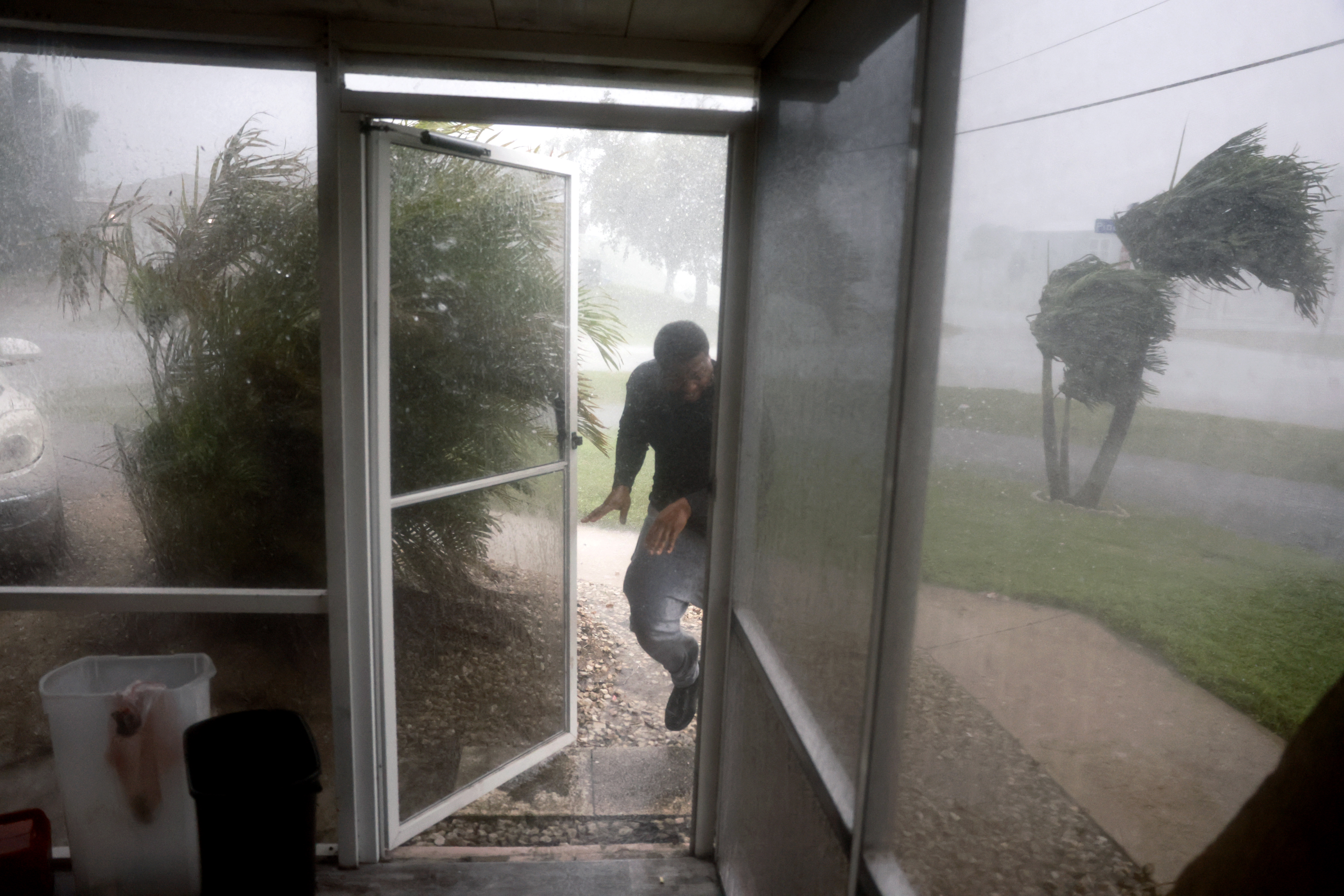 Chris Williams evakuiert seine Wohnung vor der Ankunft des Hurrikans Milton am 9. Oktober 2024 | Quelle: Getty Images