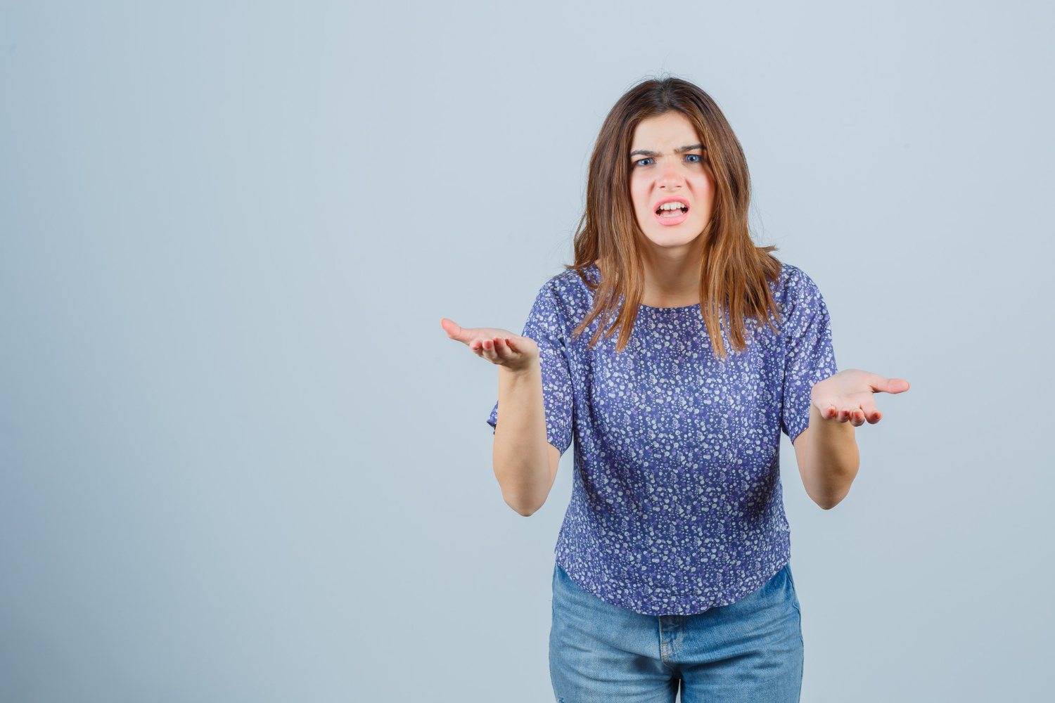 Eine frustrierte junge Frau | Quelle: Freepik