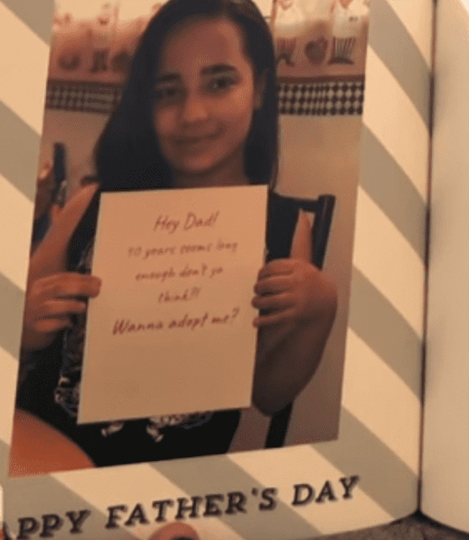 Alexa Figueroas herzerwärmendes Geschenk zum Vatertag. | Quelle: Youtube/InsideEdition