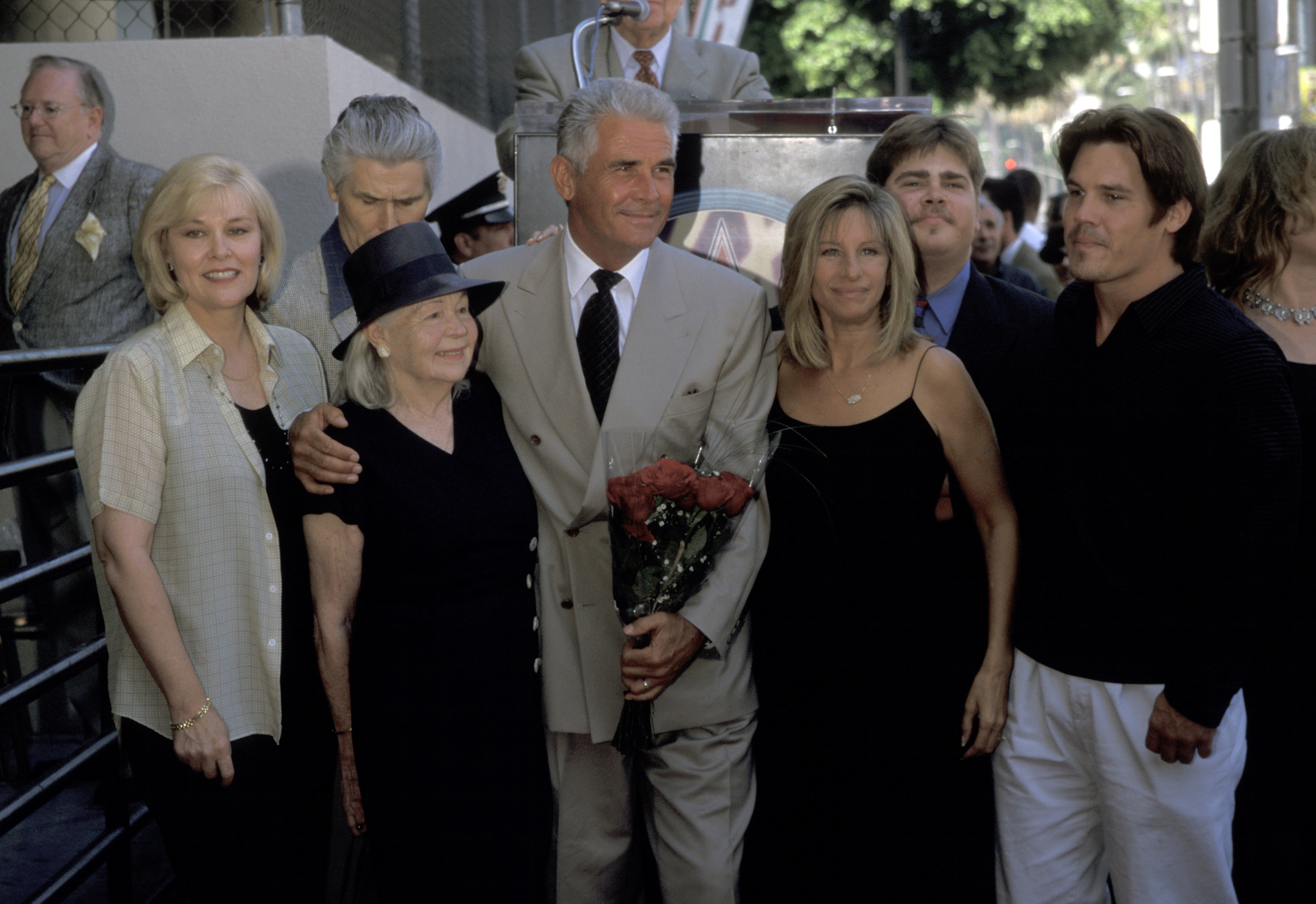 James Brolin, Barbra Streisand, Josh Brolin und Familie bei der Ehrung von James Brolin mit einem Stern auf dem Hollywood Walk of Fame am 27. August 1998 | Quelle: Getty Images