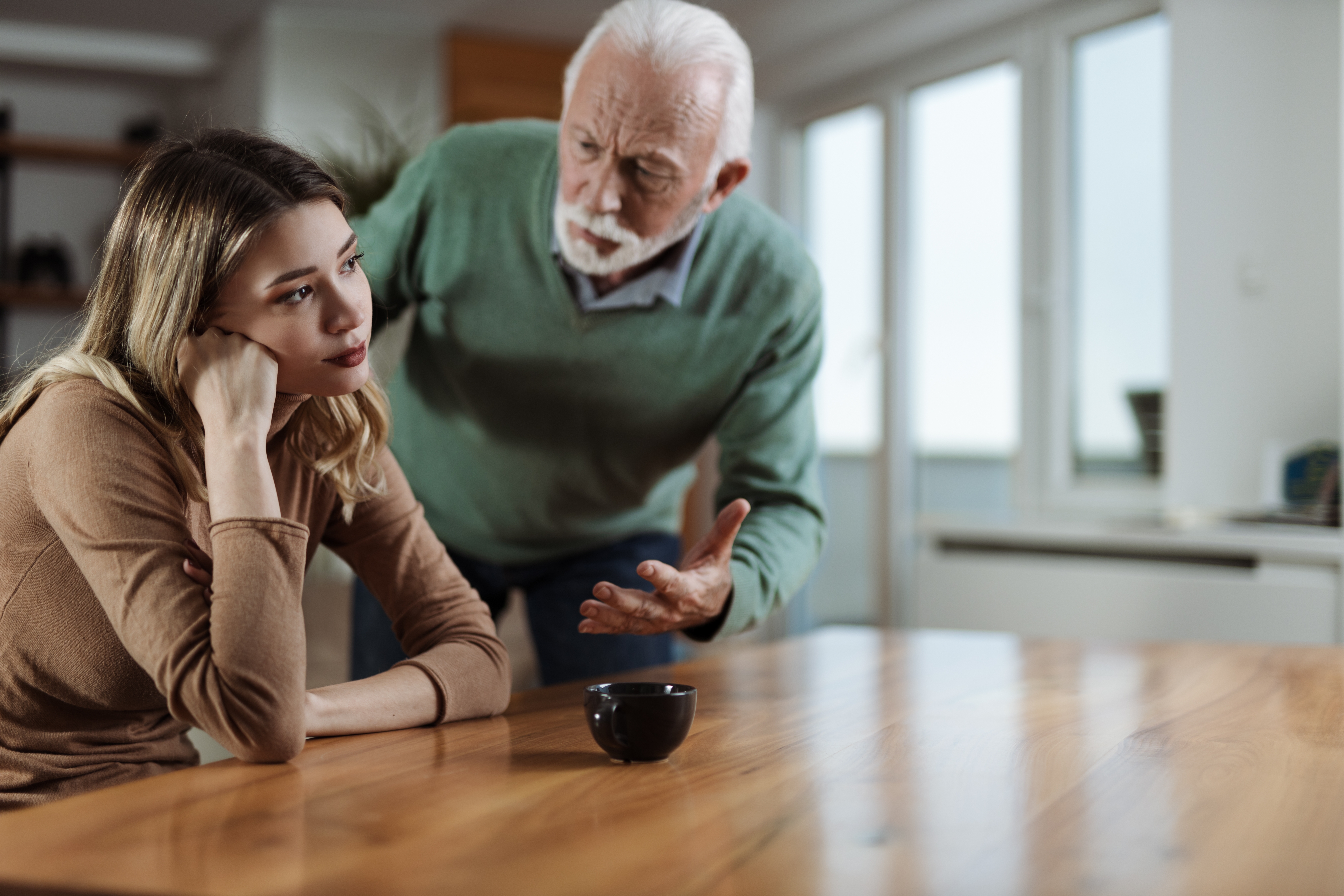 Vater und Tochter im Gespräch | Quelle: Shutterstock