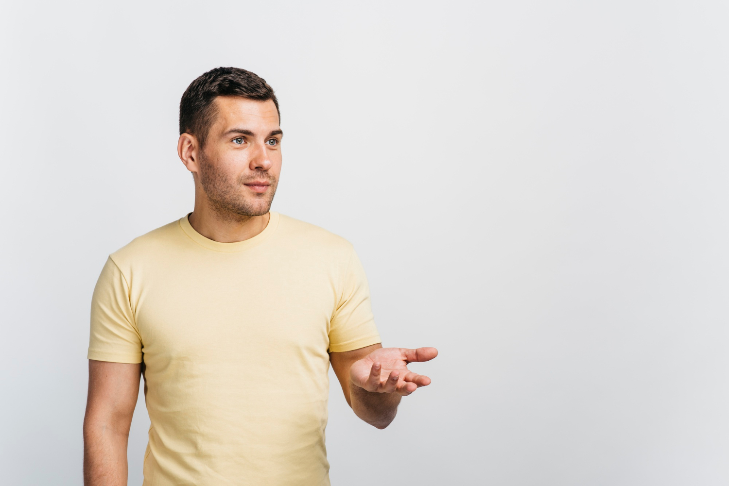 Ein Mann in einem lockeren Gespräch | Quelle: Freepik
