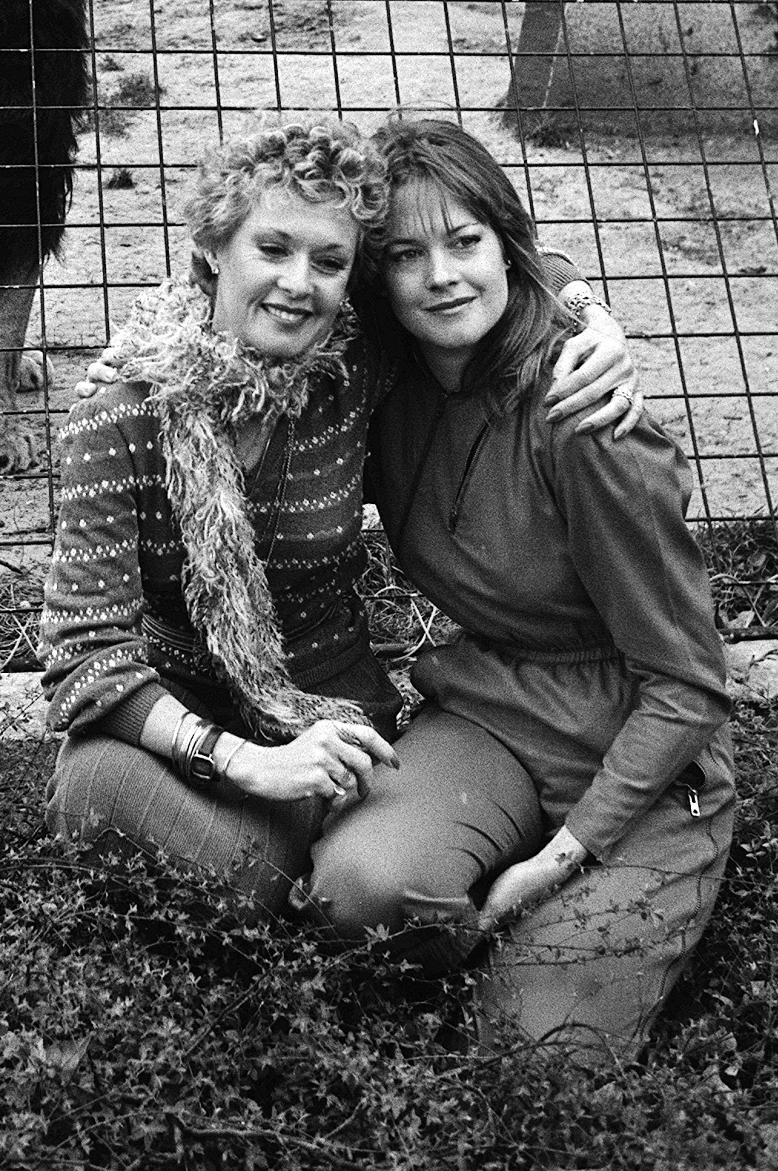 Tippi Hedron und Melanie Griffith im Londoner Zoo am 29. März 1982 in England. | Quelle: Getty Images