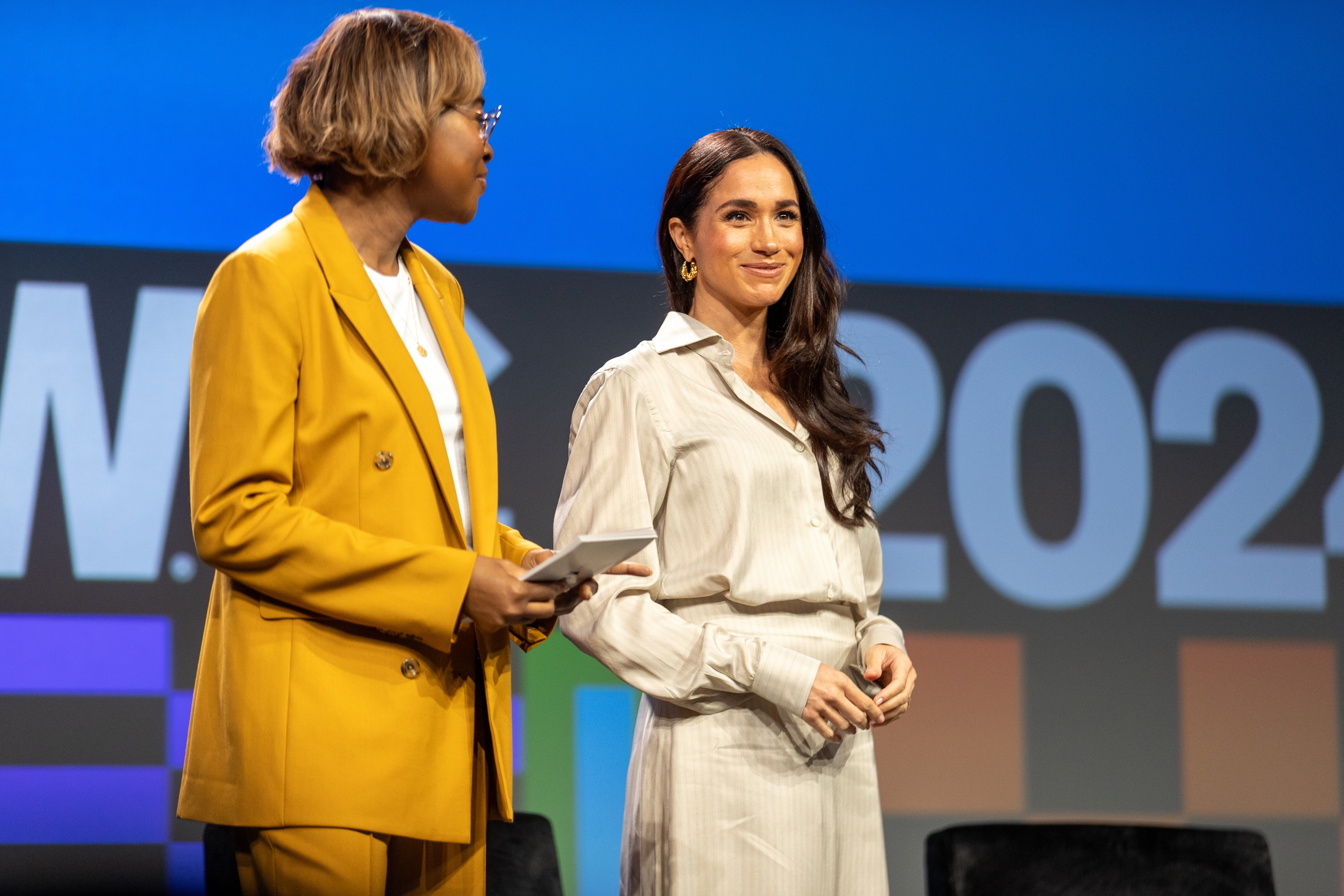 Errin Haine and Meghan Markle bei der Veranstaltung "Breaking Barriers, Shaping Narratives: How Women Lead On and Off the Screen" während der 2024 SXSW Conference and Festival im Austin Convention Center am 8. März 2024 in Austin, Texas. | Quelle: Getty Images
