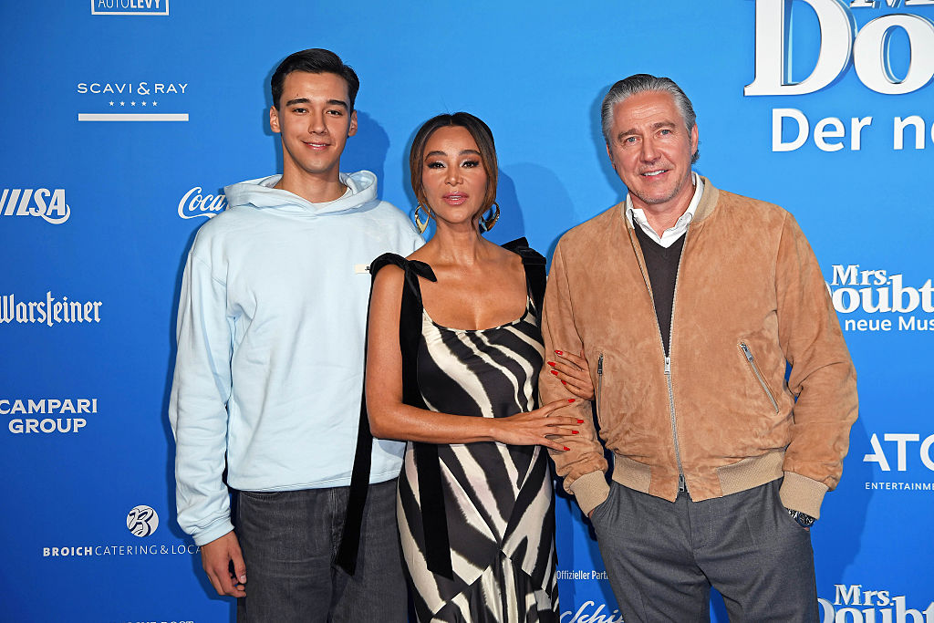 Verona Pooth, ihr Ehemann Franjo Pooth und ihr Sohn San Diego Pooth besuchen die Premiere des Musicals „Mrs. Doubtfire“ im Capitol Theater am 6. November 2025 in Düsseldorf, Deutschland. | Quelle: Getty Images