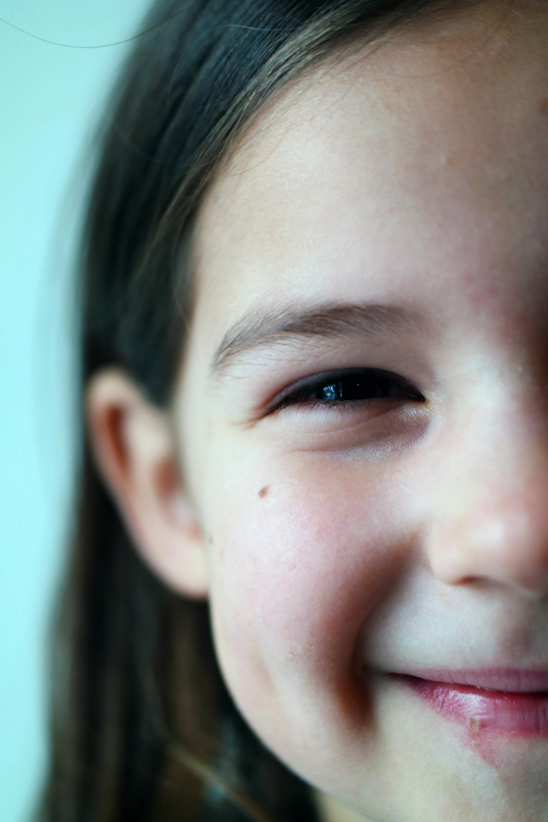 Ein lächelndes kleines Mädchen | Quelle: Pexels
