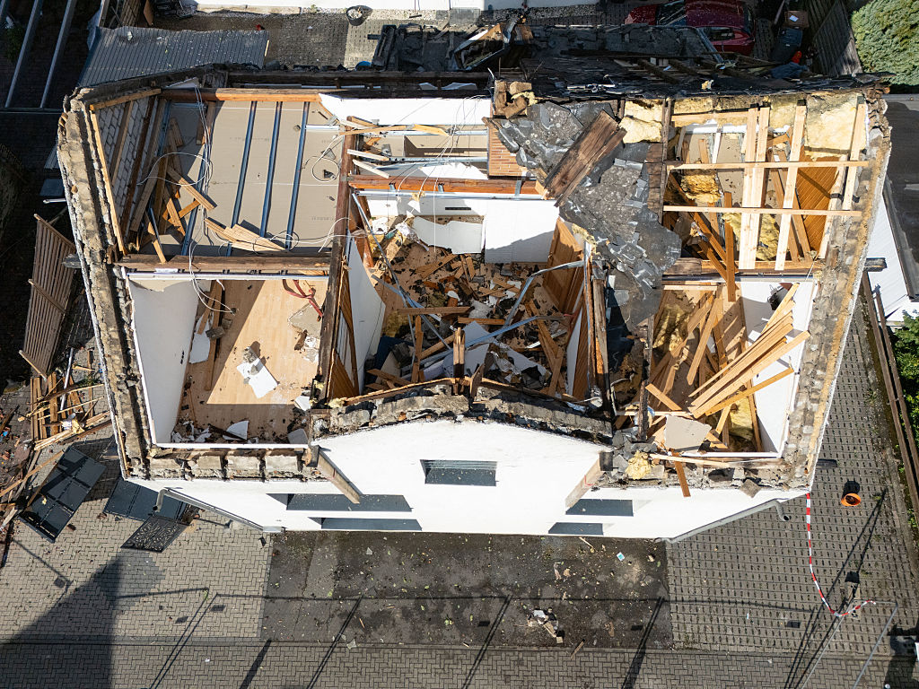 20. August 2026, Hessen, Solms: An mehreren Häusern in Solms-Oberndorf sind nach einem mutmaßlichen Tornado schwere Schäden zu erkennen | Quelle: Getty Images