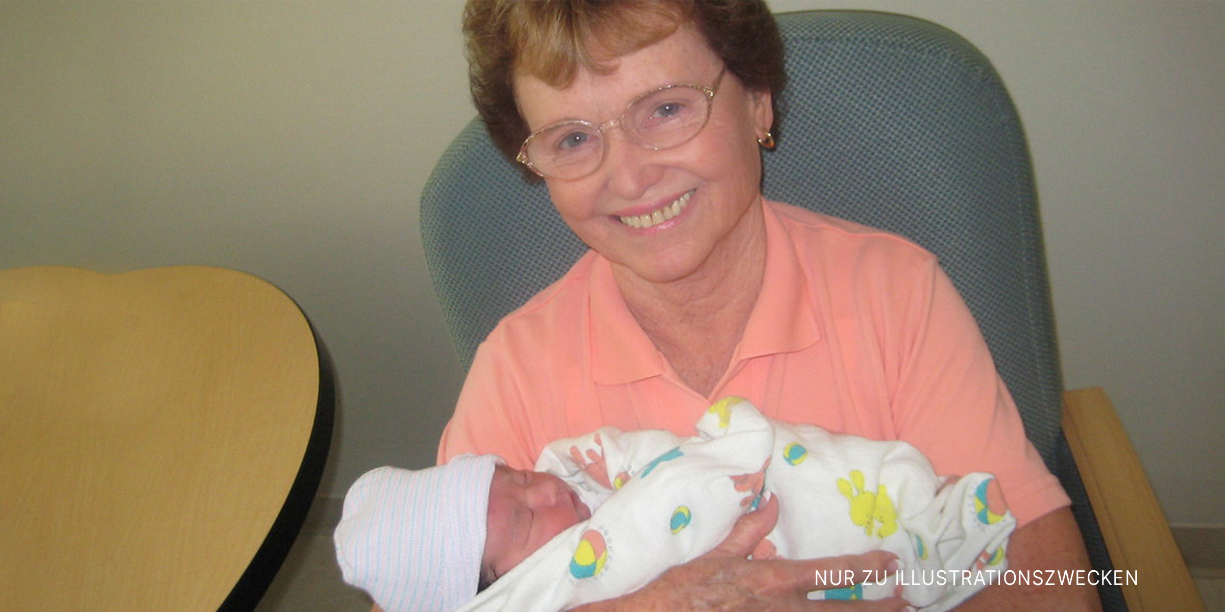 Eine ältere Frau hält ein Neugeborenes | Quelle: flickr.com/ryarwood/CC BY-SA 2.0