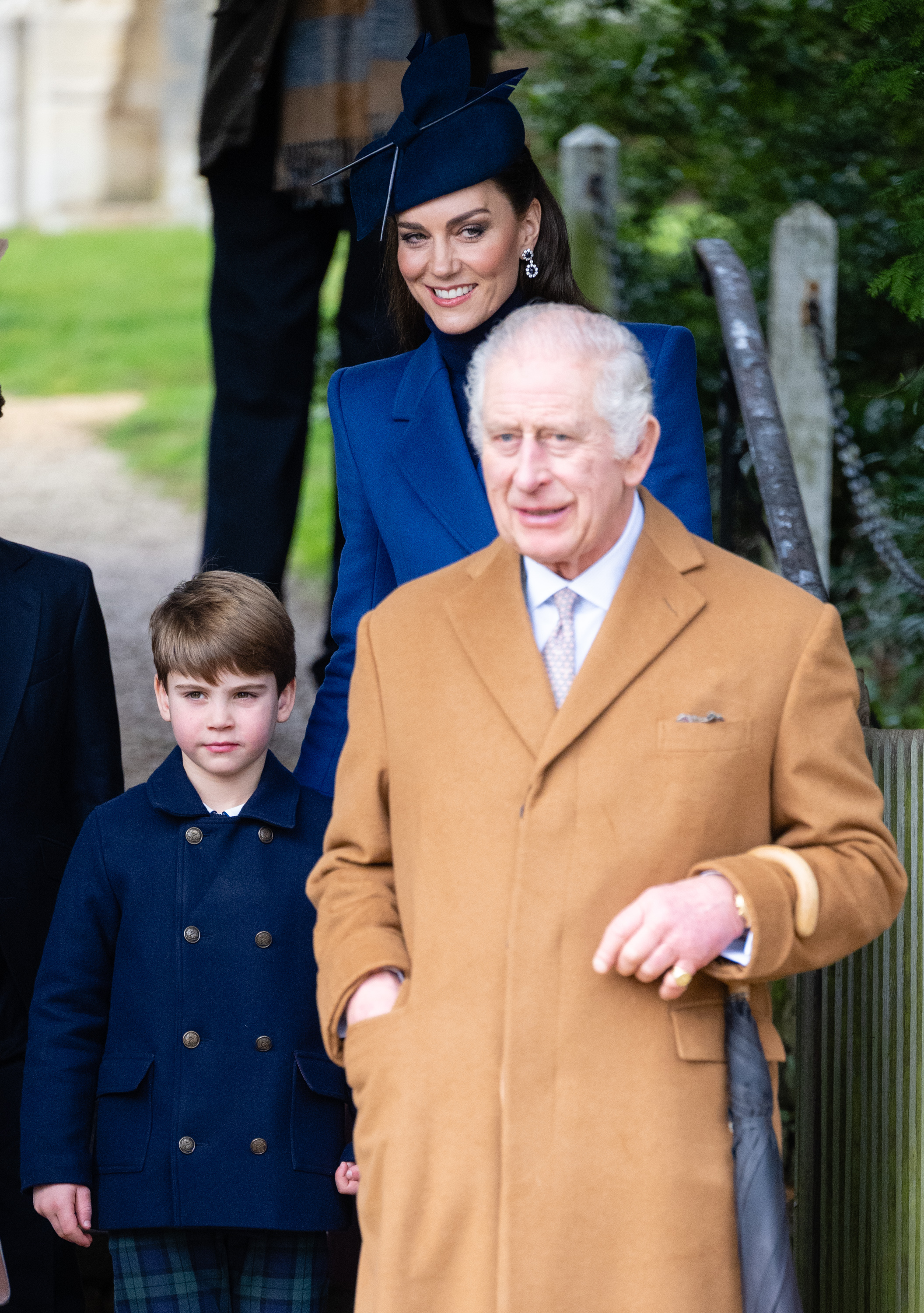 Prinz Louis von Wales, Catherine, Prinzessin von Wales und König Charles III. beim Gottesdienst am Weihnachtsmorgen am 25. Dezember 2023 in Sandringham, Norfolk | Quelle: Getty Images