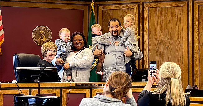 Ein Foto von Tierra Hamm und ihrem Mann Patrick Hamm mit ihrer neuen Familie, wie sie mit der Richterin im Gericht Fotos machen. | Quelle: Facebook.com/LadyBrady