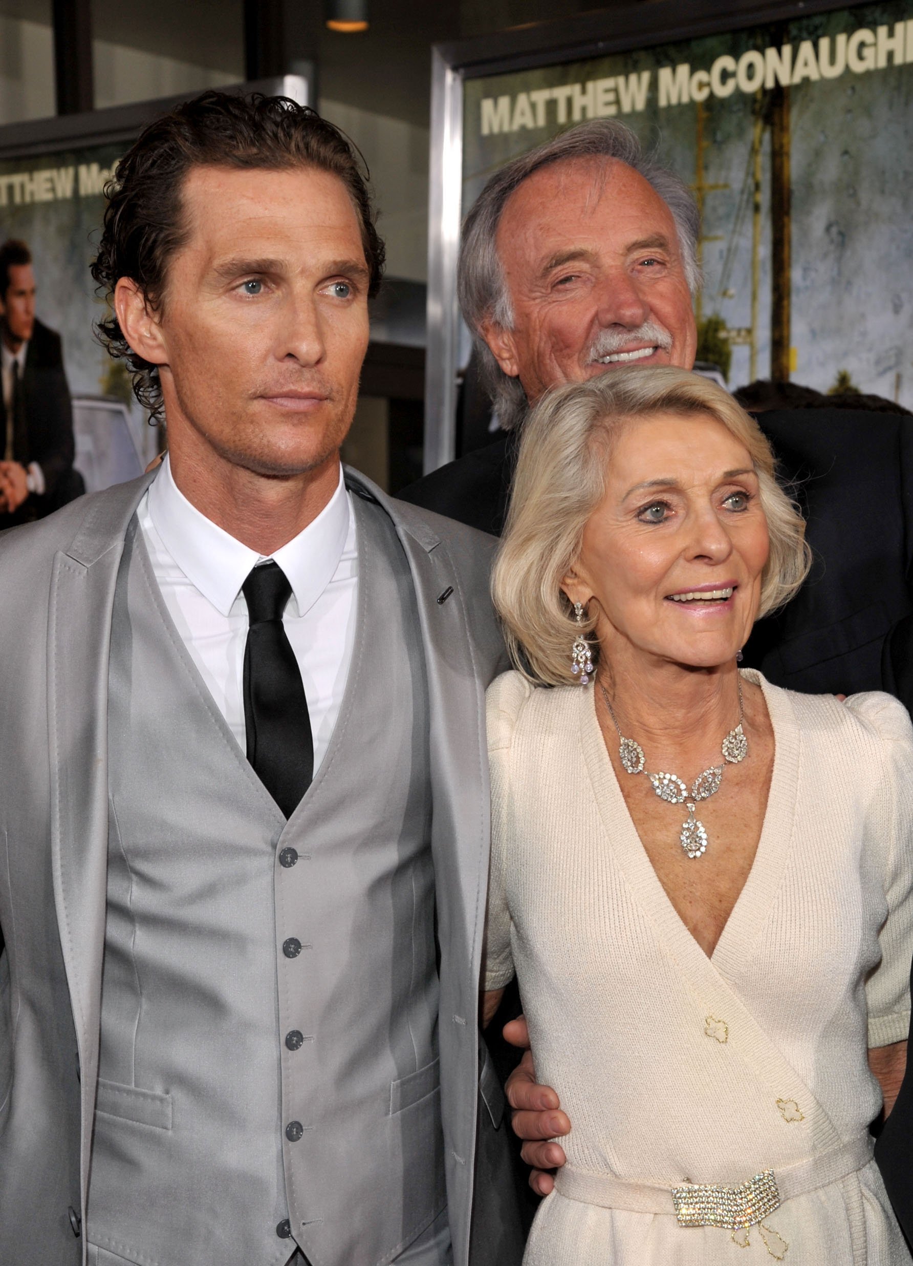 Matthew McConaughey, seine Mutter Kay McCabeat und sein Vater James Donald McConaughey treffen am 10. März 2011 in den ArcLight Cinemas in Hollywood, Kalifornien, bei der Vorführung von "The Lincoln Lawyer" in Los Angeles ein. | Quelle: Getty Images
