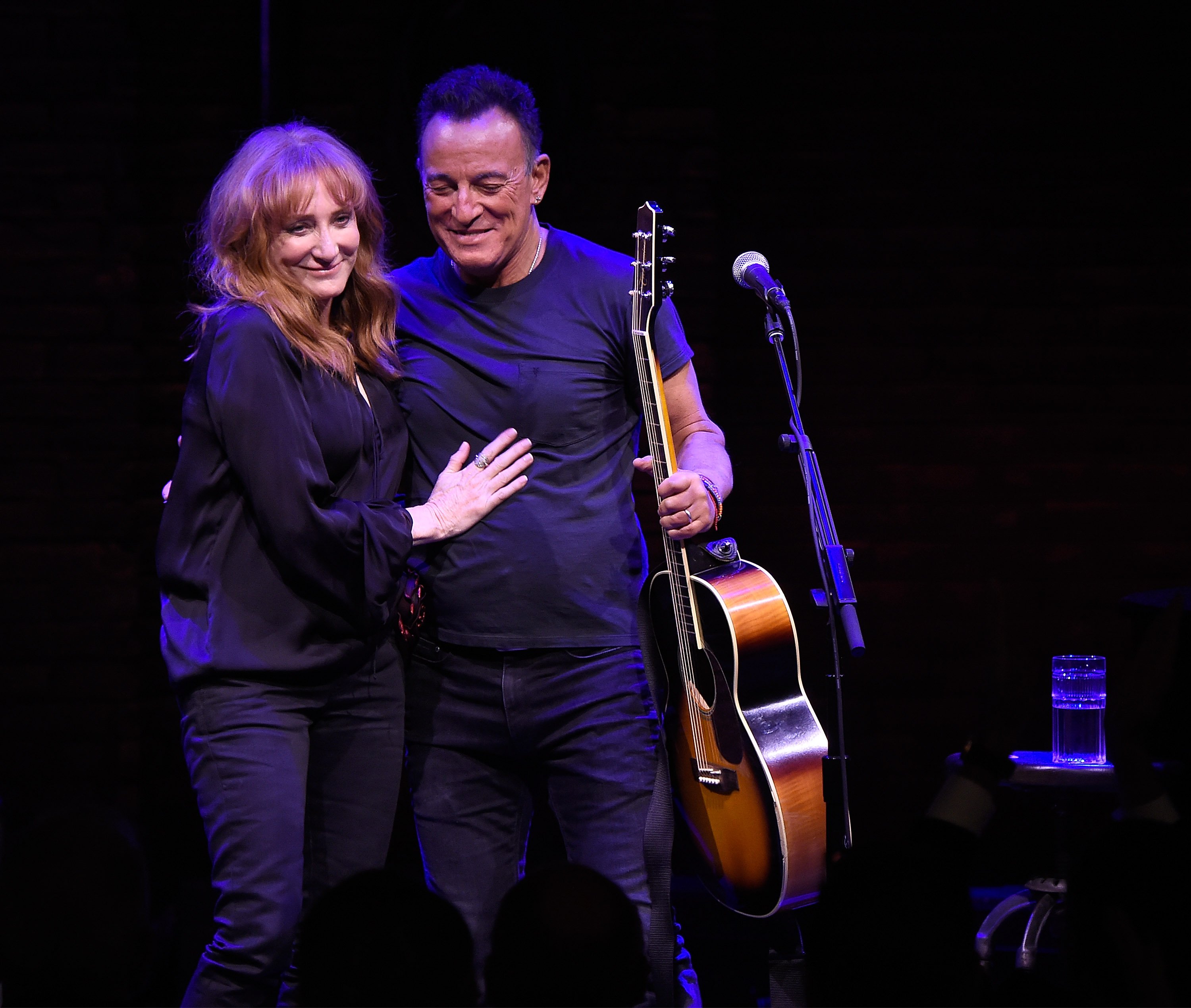 Patti Scialfa und Bruce Springsteen auf der Bühne während "Springsteen On Broadway" am Walter Kerr Theatre am 12. Oktober 2017 in New York City | Quelle: Getty Images