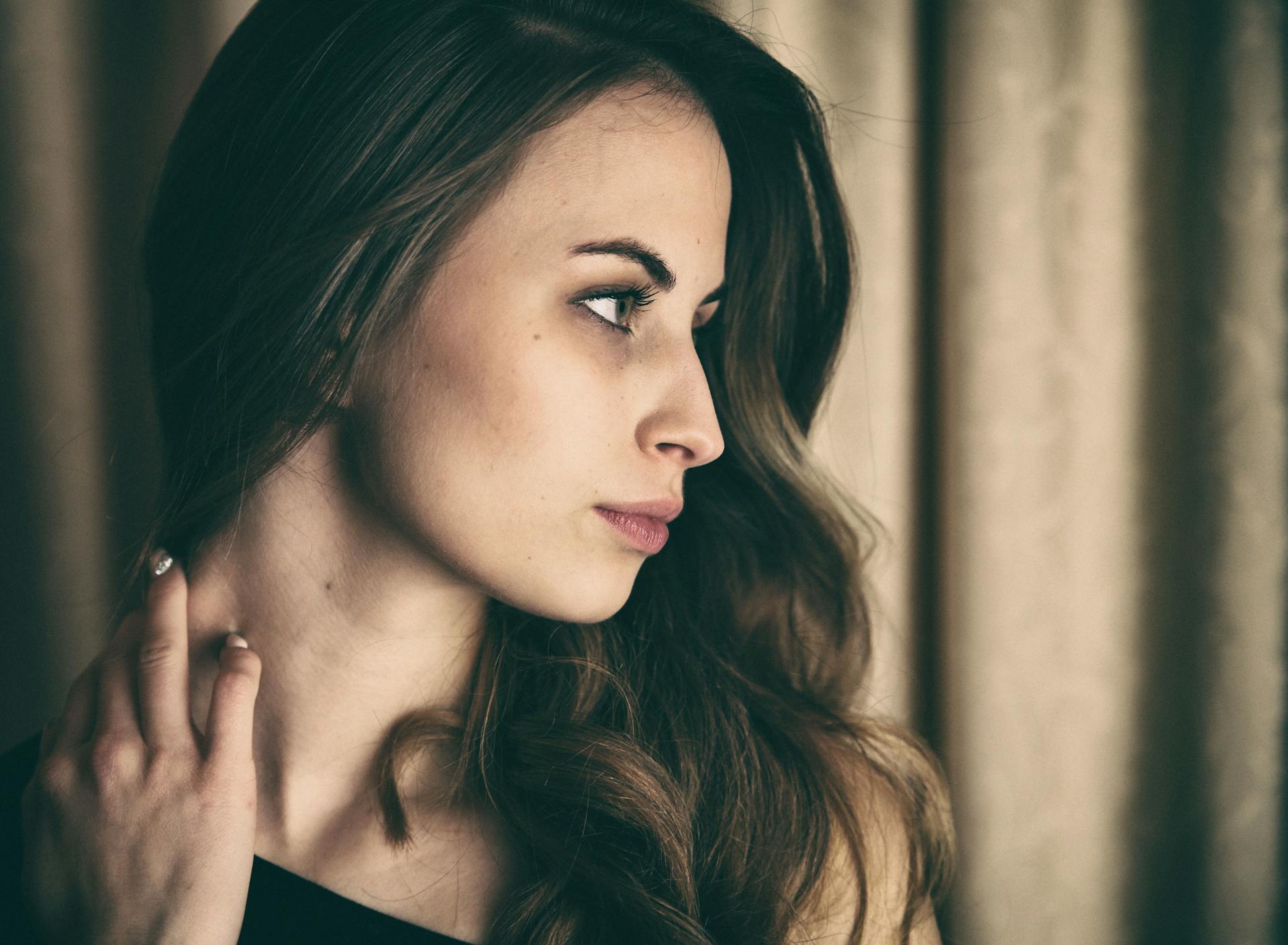 Eine Frau starrt jemanden kalt an | Quelle: Pexels