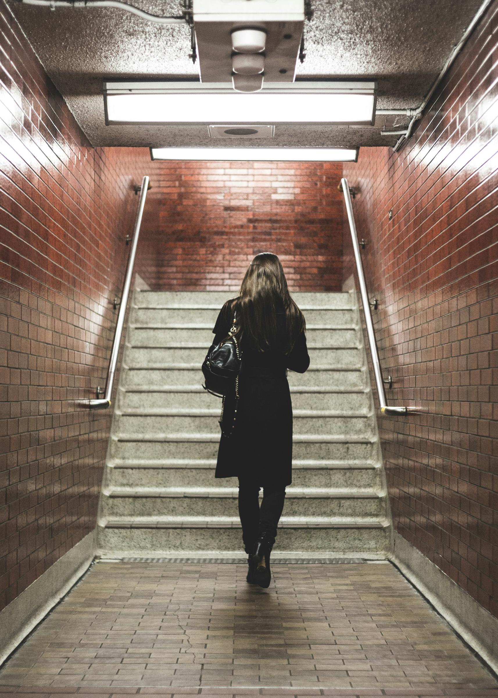 Eine Frau in einer U-Bahn | Quelle: Unsplash