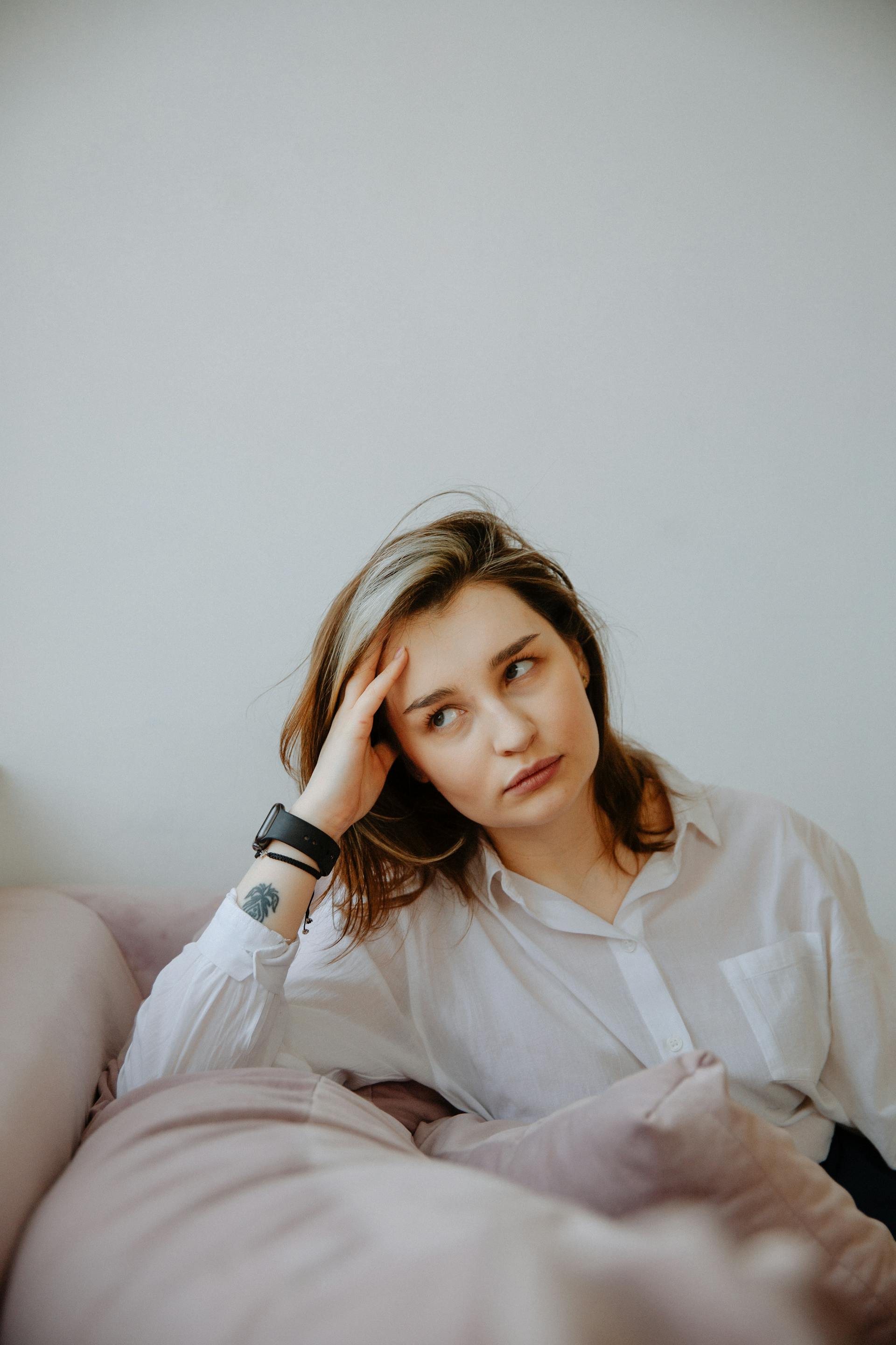Eine Frau auf einem Sofa rollt mit den Augen | Quelle: Pexels