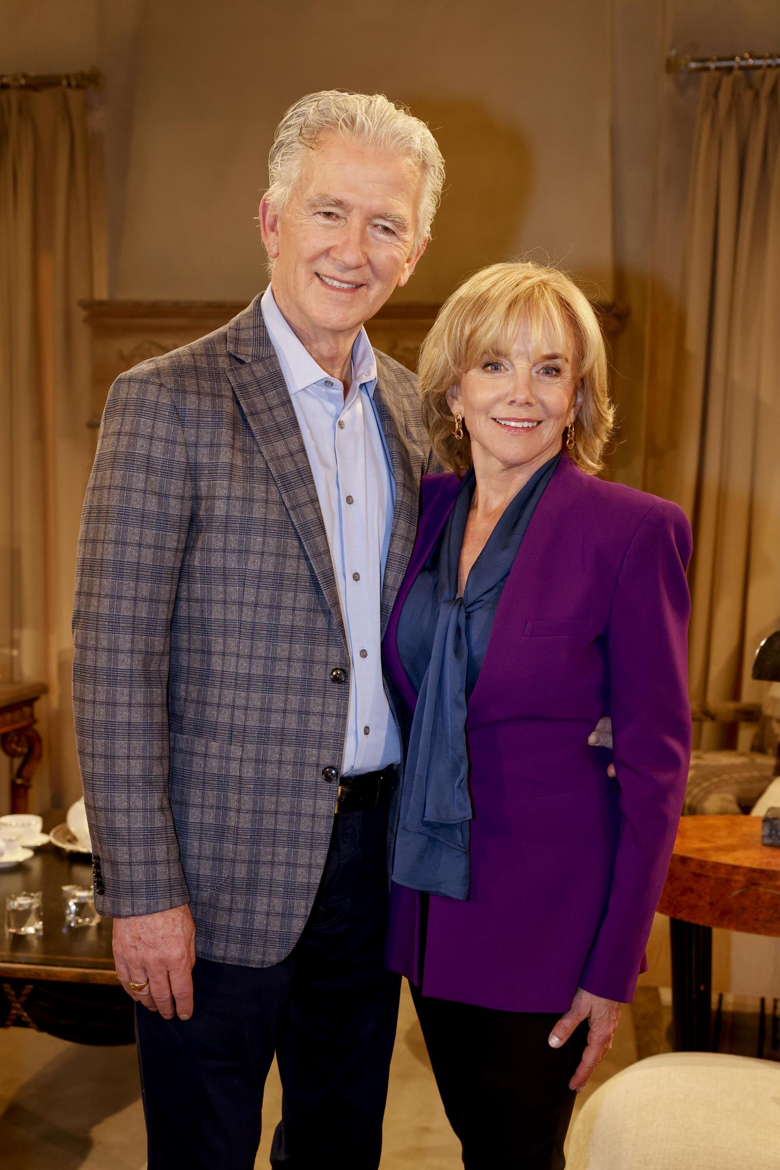 Patrick Duffy und Linda Purl während der Dreharbeiten zur „Folge 8901“ der CBS-Original-Daytime-Serie „The Bold and The Beautiful“ im CBS Studio Center am 24. Oktober 2022 in Los Angeles, Kalifornien | Quelle: Getty Images