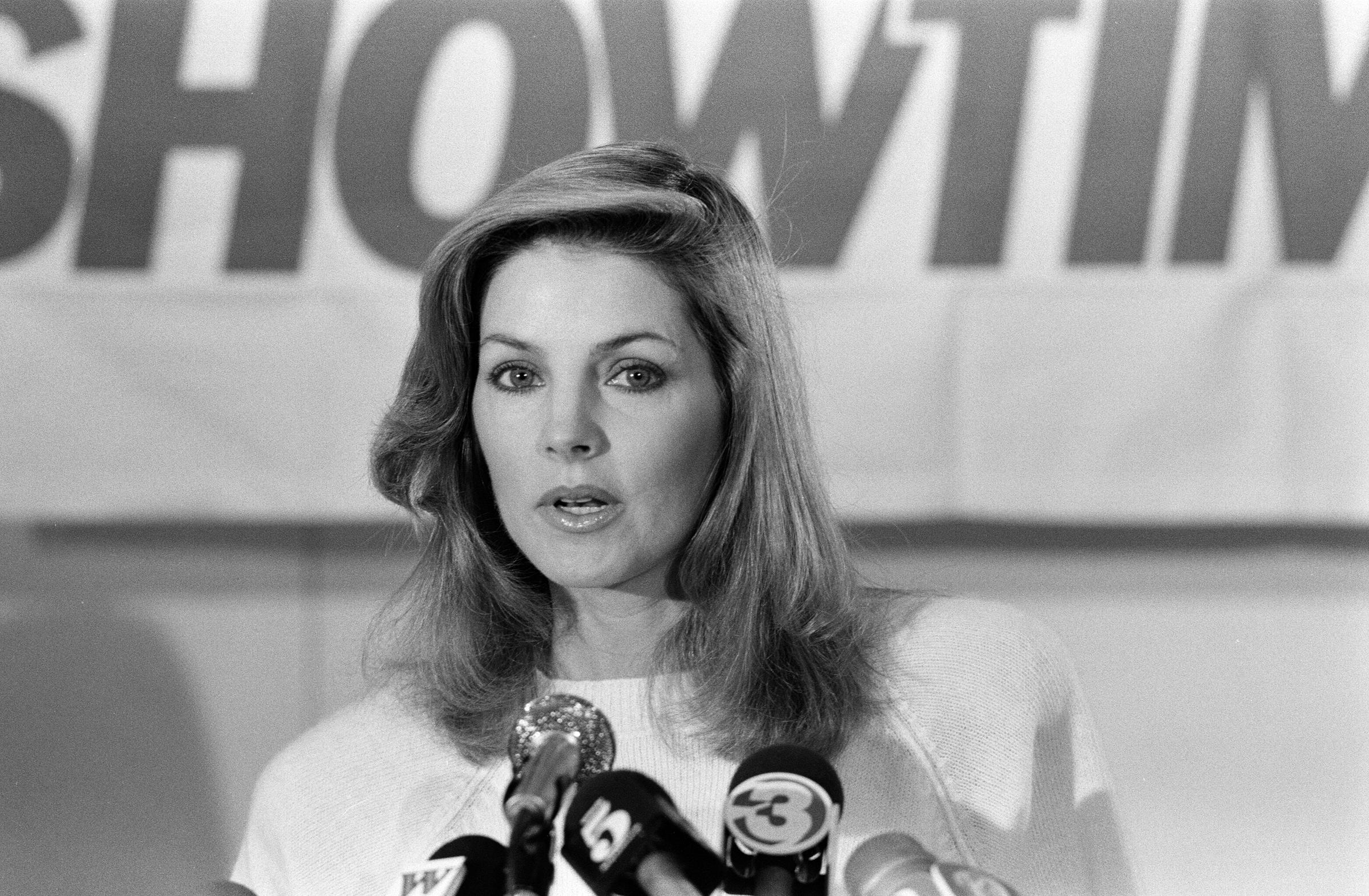 Priscilla Presley, Vorsitzende von Elvis Presley Enterprises, spricht am 4. Januar 1985 in Memphis, Tennessee, bei einer Pressekonferenz zur Vorstellung einer Elvis-Presley-Sondersendung auf Showtime vor Journalisten. Sie trägt einen hellen Strickpullover mit Rundhalsausschnitt und trägt ihr gestuftes, schulterlanges Haar mit einem sanften Seitenscheitel. | Quelle: Getty Images