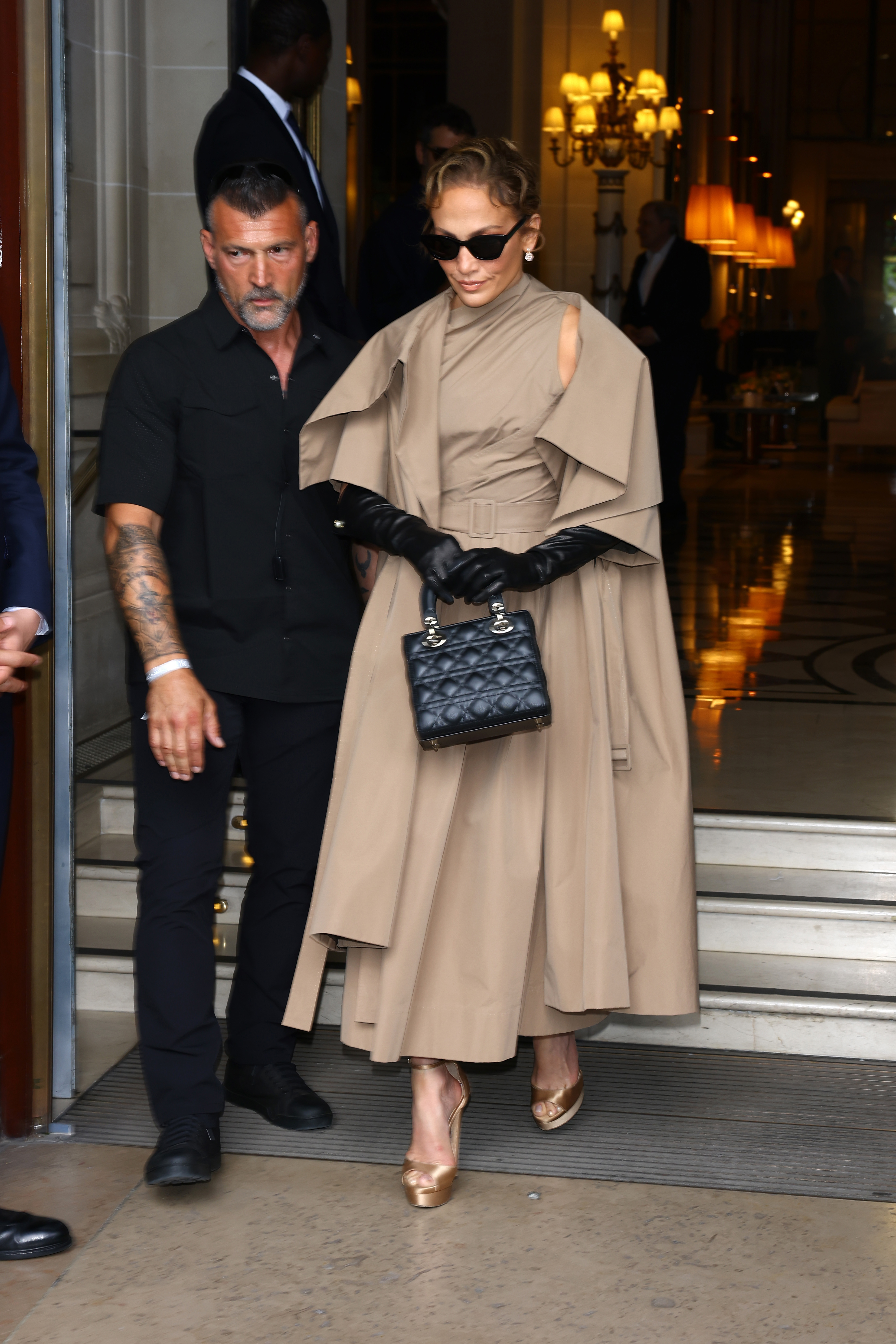 Jennifer Lopez spaziert bei der Herbst/Winter 2024 Haute Couture-Show von Christian Dior während der Pariser Modewoche am 24. Juni 2024 mit Sicherheitskräften neben ihr | Quelle: Getty Images