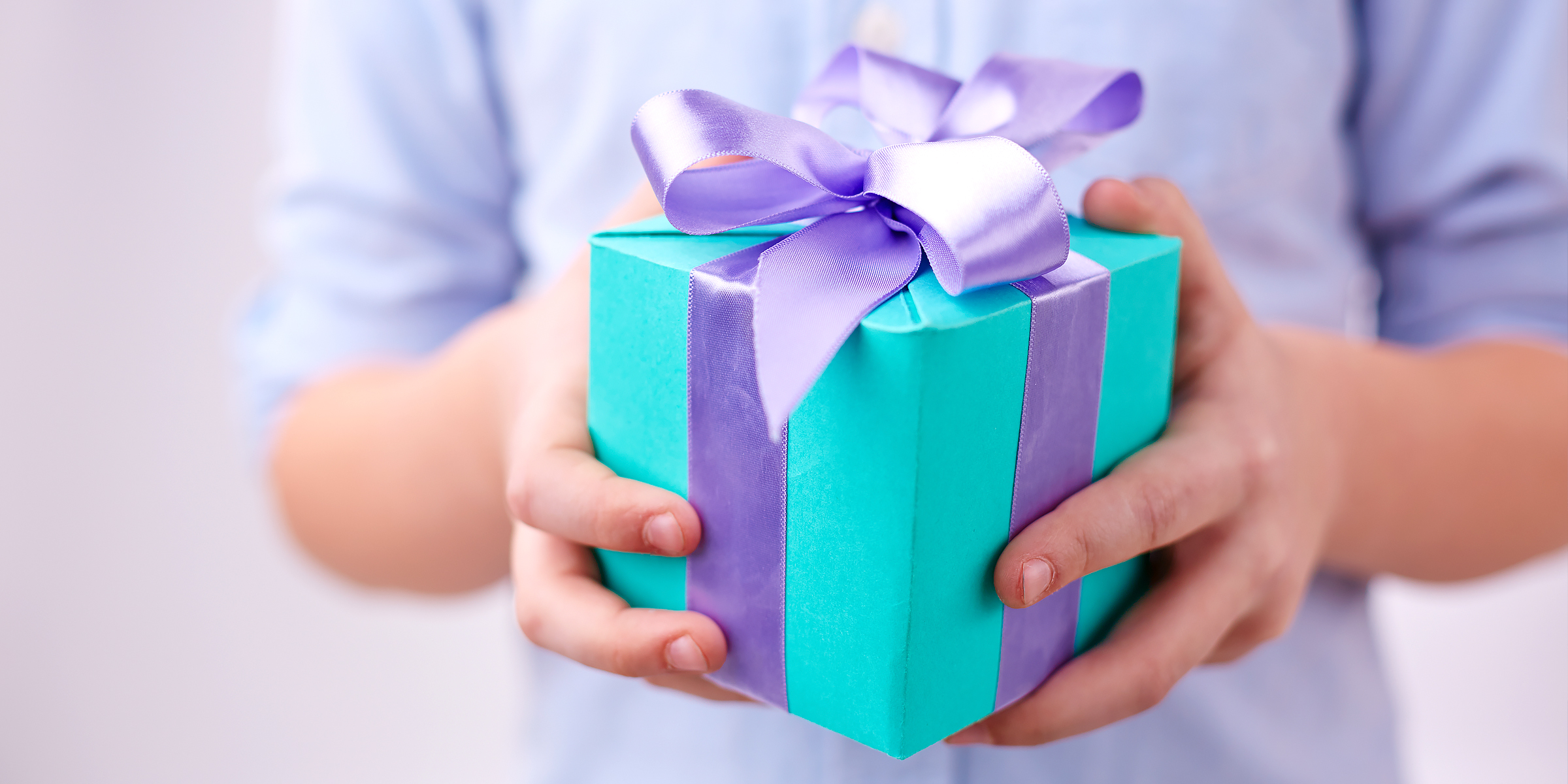 Junge mit Geschenkbox | Quelle: Shutterstock