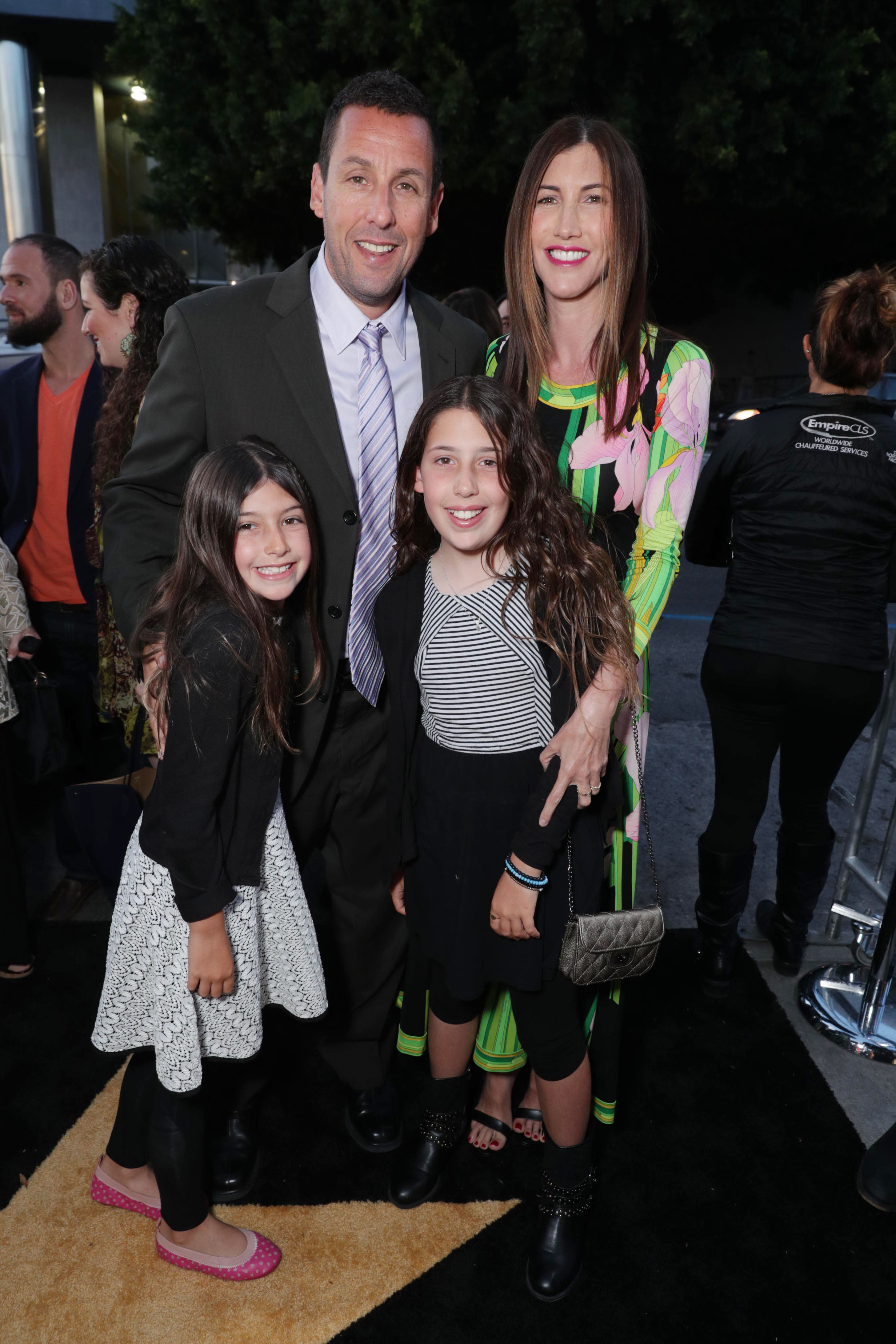 Sunny, Adam, Sadie und Jackie Sandler bei der Los Angeles-Premiere von "Sandy Wexler" am 6. April 2017. | Quelle: Getty Images