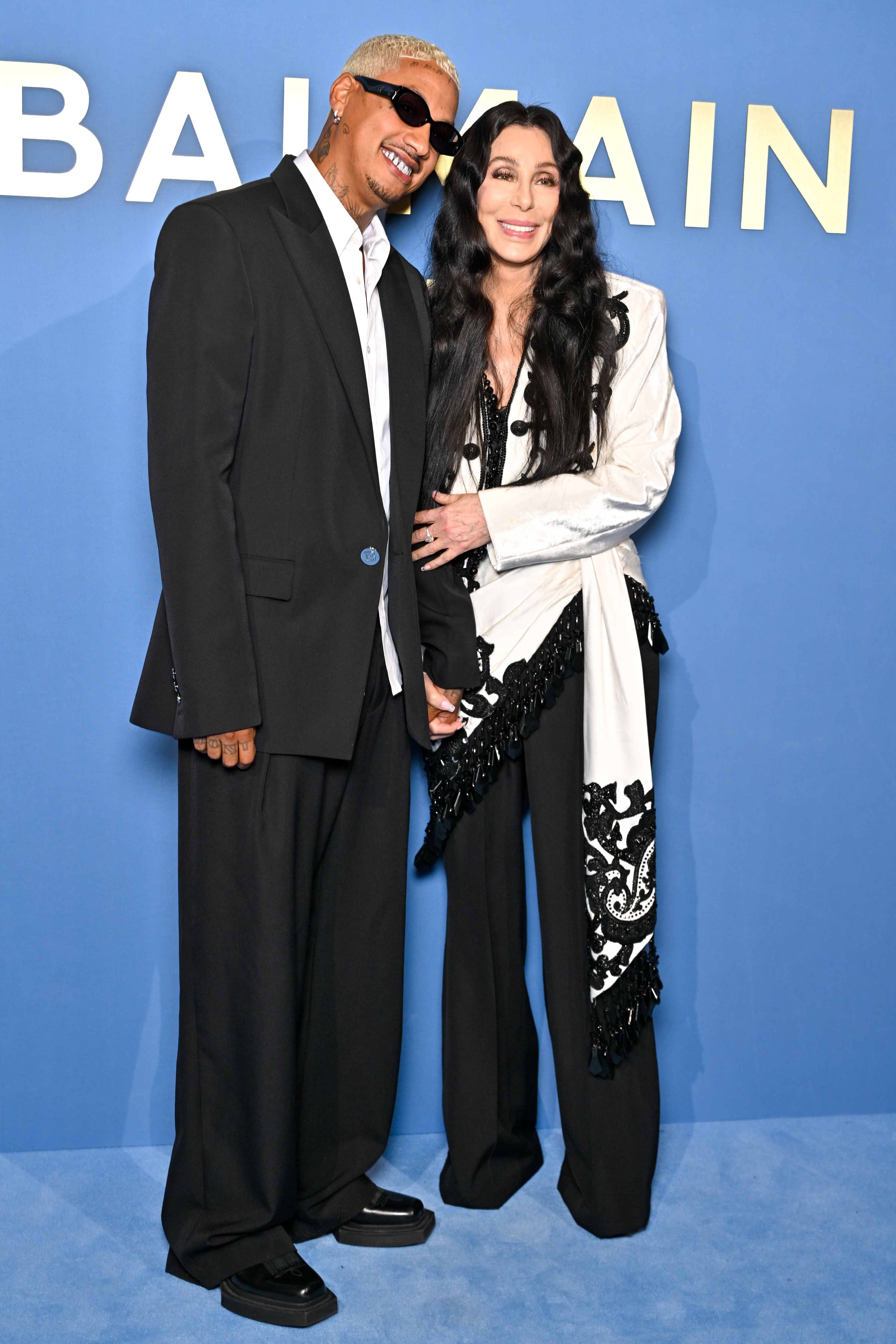 Cher und Alexander Edwards auf der Pariser Modewoche - Damenmode Frühjahr/Sommer 2024 | Quelle: Getty Images
