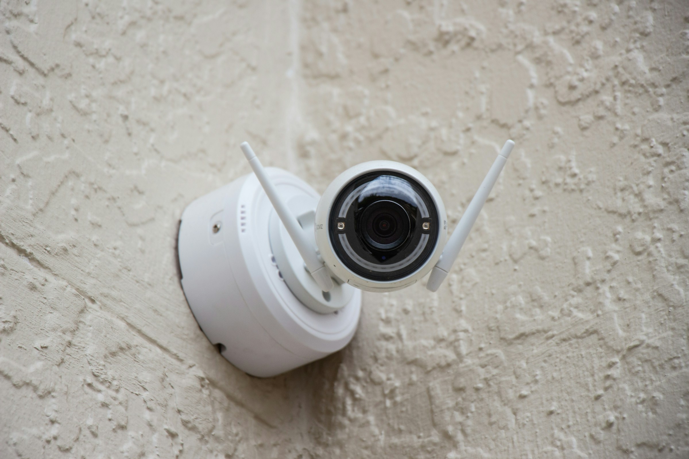 Eine weiße Überwachungskamera | Quelle: Unsplash