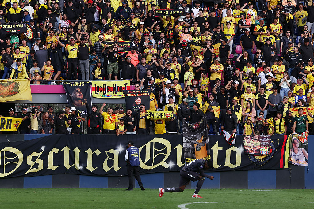Fans des FC Barcelona SC würdigen den Fußballspieler Mario Pineida während des LigaPro Ecuador 2025-Spiels zwischen Independiente Del Valle und FC Barcelona SC im Estadio Banco Guayaquil am 21. Dezember 2025 in Quito, Ecuador | Quelle: Getty Images