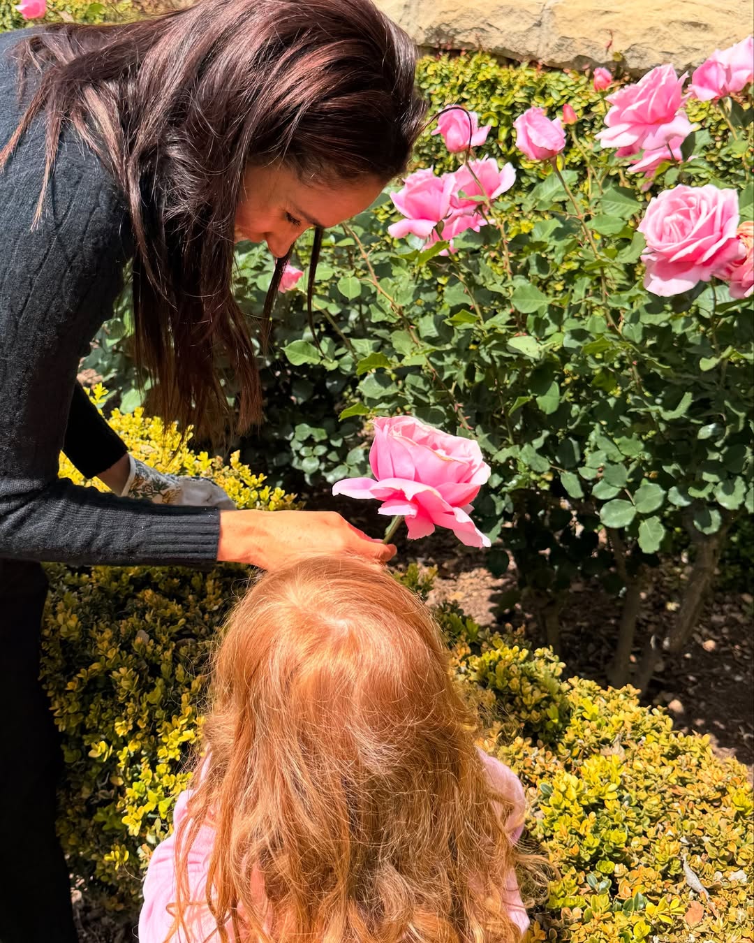 Meghan, Herzogin von Sussex, und Prinzessin Lilibet aus einem Beitrag vom 27. April 2025. | Quelle: Instagram/meghan